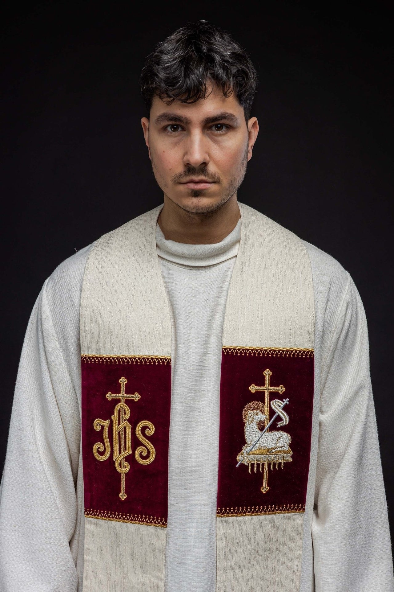 Stuła Liturgiczna z Haftem Baranka Bożego i JHS - SZATYLITURGICZNE.PL