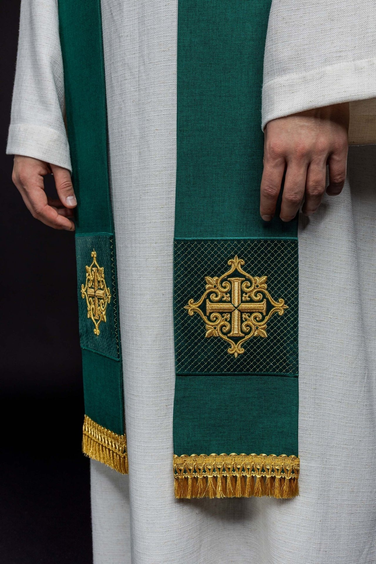 Stuła Liturgiczna Zielona Aksamitna z Haftowanym Krzyżem - SZATYLITURGICZNE.PL