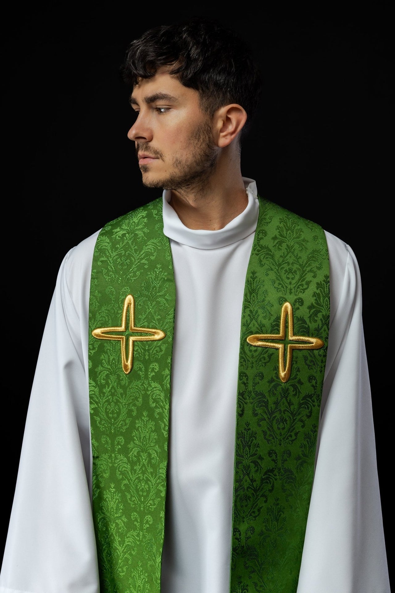 Stuła Liturgiczna Zielona Żakardowa z Haftowanymi Krzyżami - SZATYLITURGICZNE.PL