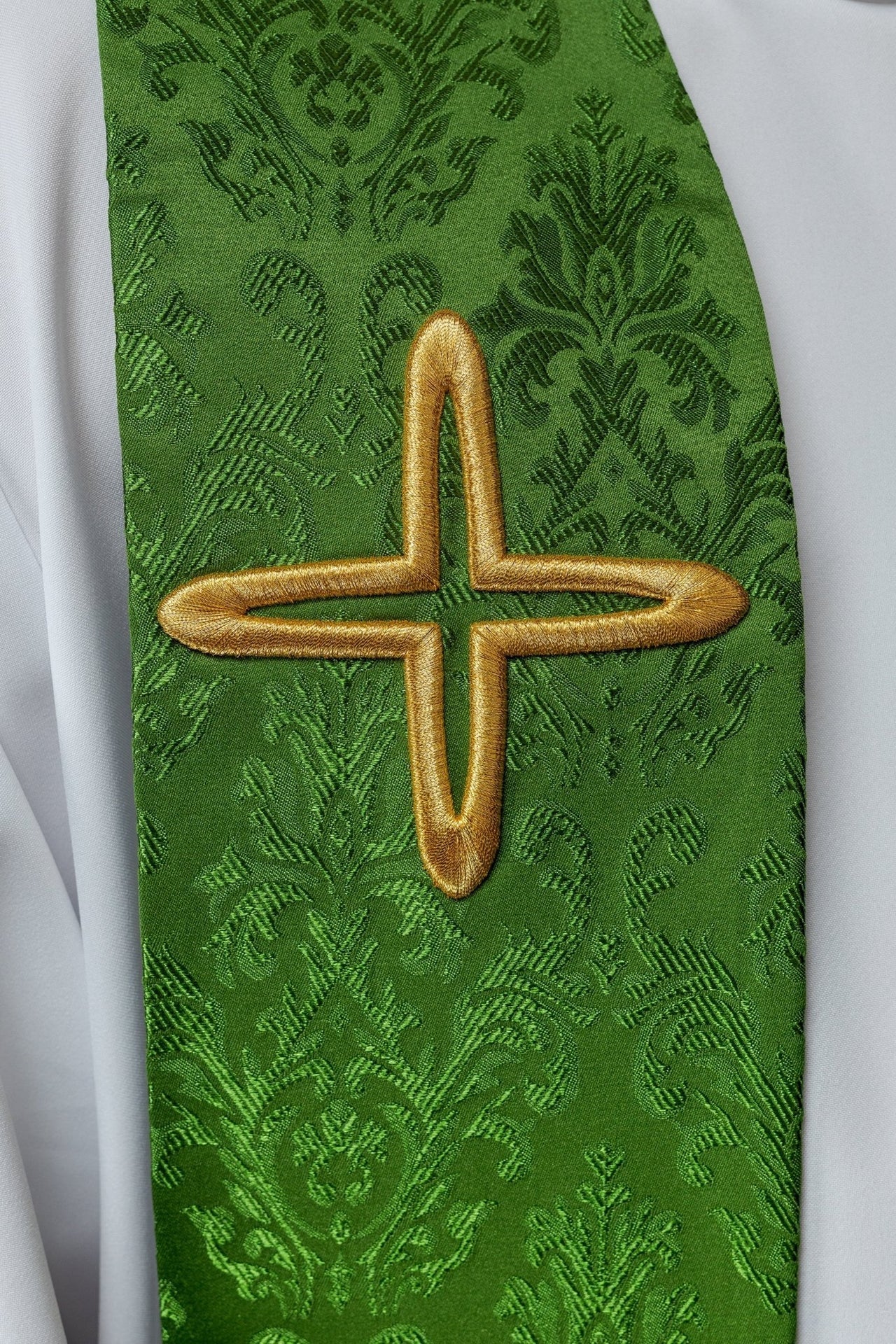 Stuła Liturgiczna Zielona Żakardowa z Haftowanymi Krzyżami - SZATYLITURGICZNE.PL