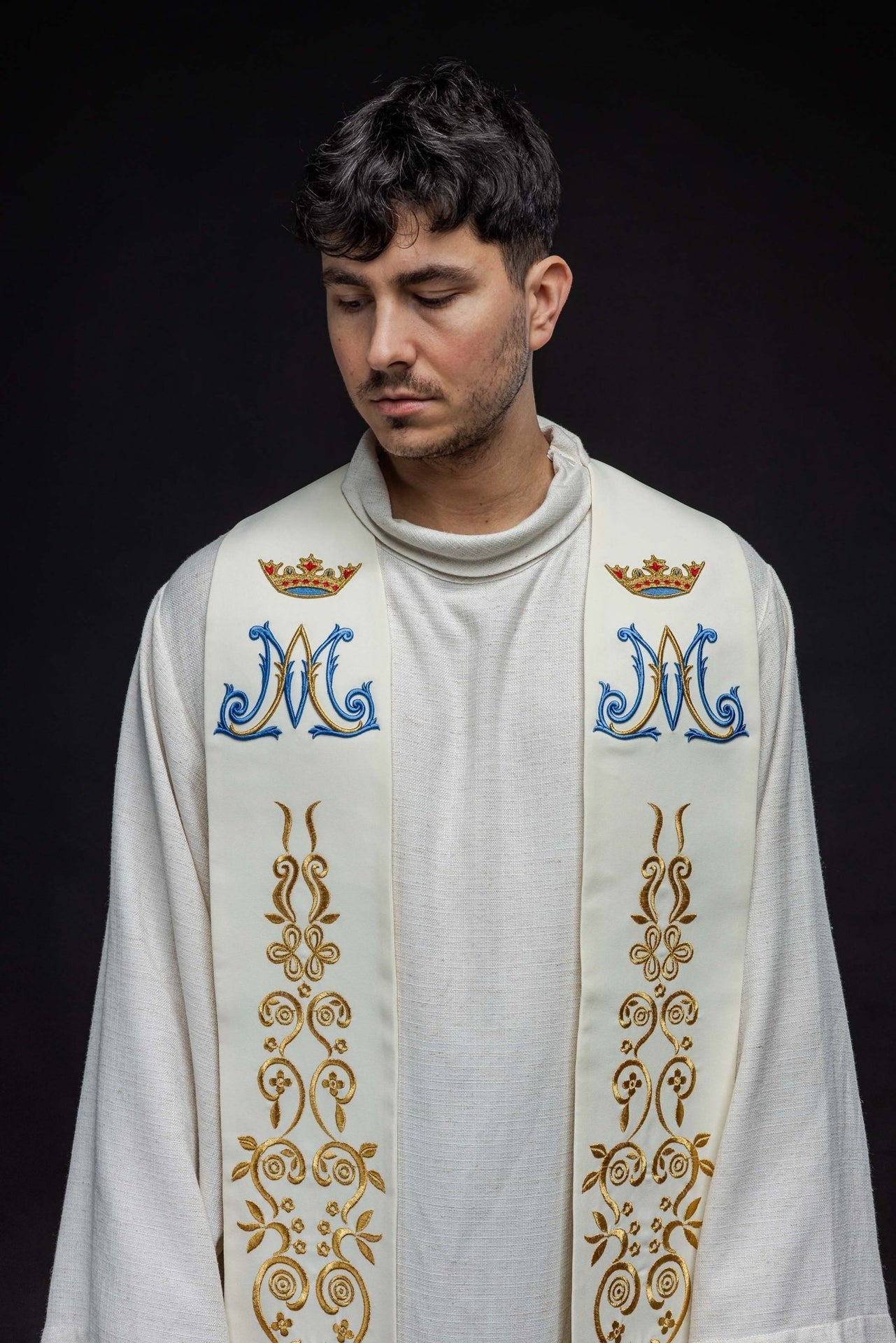 Stuła Maryjna Haftowana Ecru - Symbolika i Elegancja - SZATYLITURGICZNE.PL