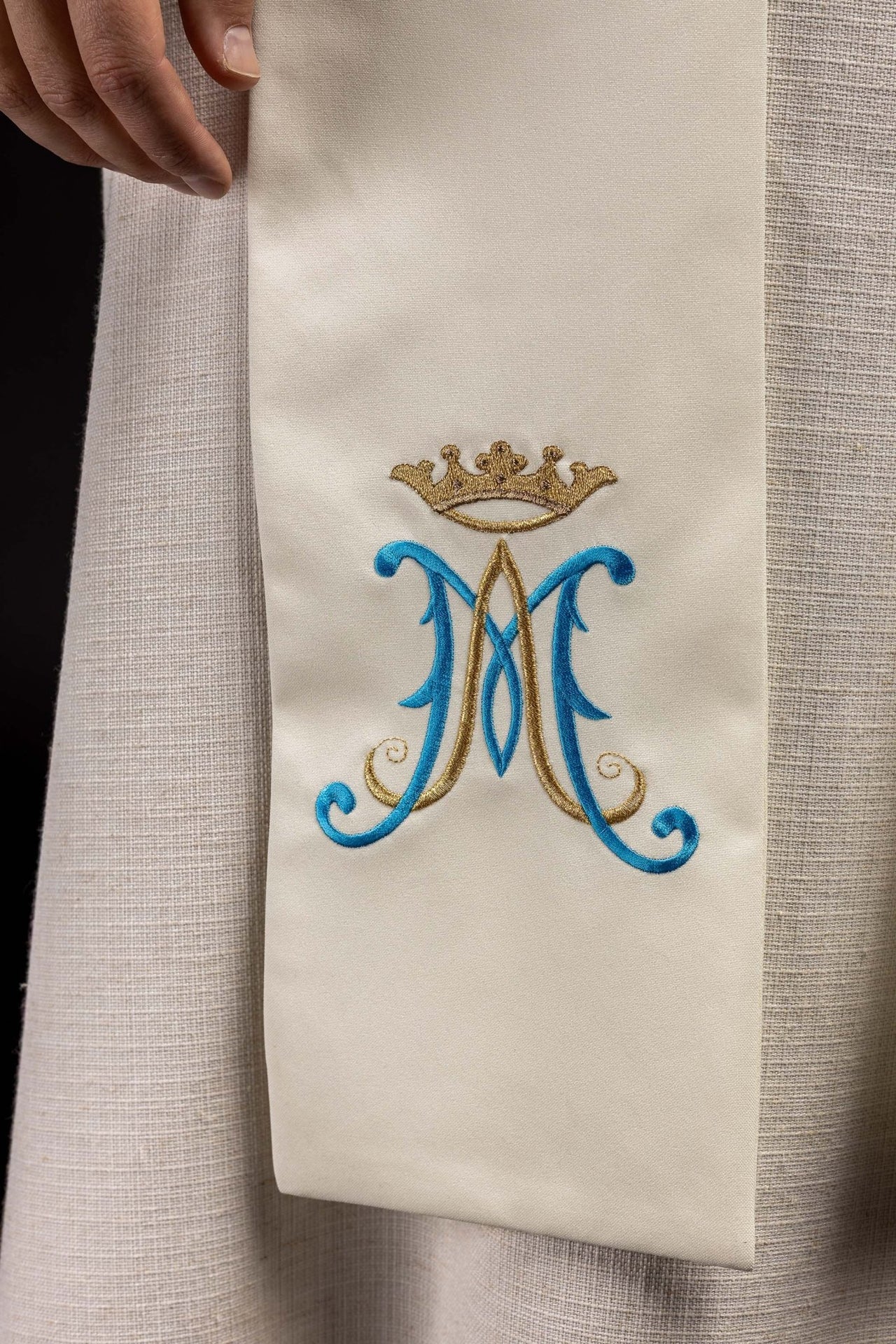 Stuła Maryjna Haftowana Ecru - Szaty Liturgiczne Premium - SZATYLITURGICZNE.PL