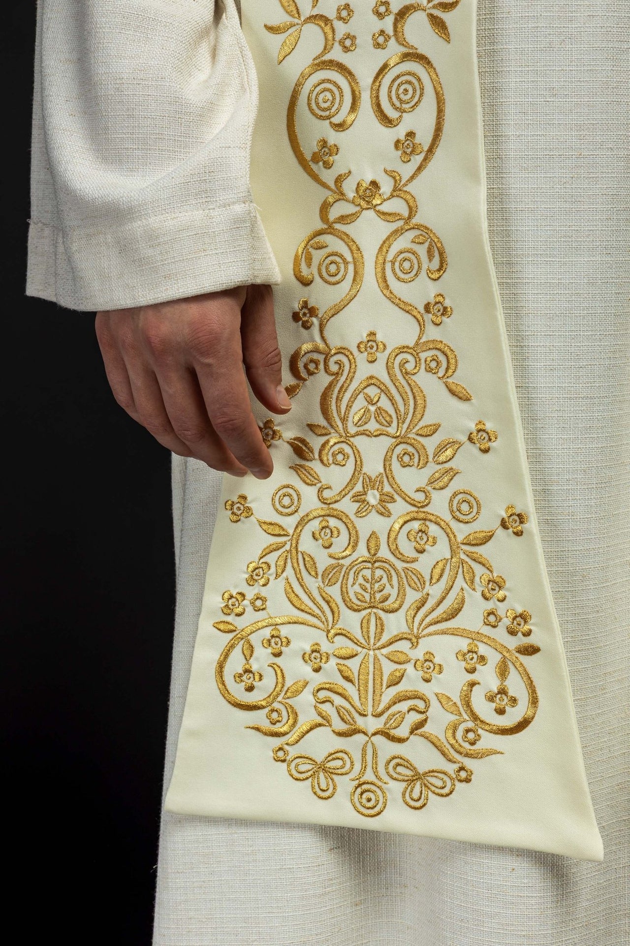 Stuła Maryjna Haftowana Ecru z Koroną - Szaty Liturgiczne - SZATYLITURGICZNE.PL