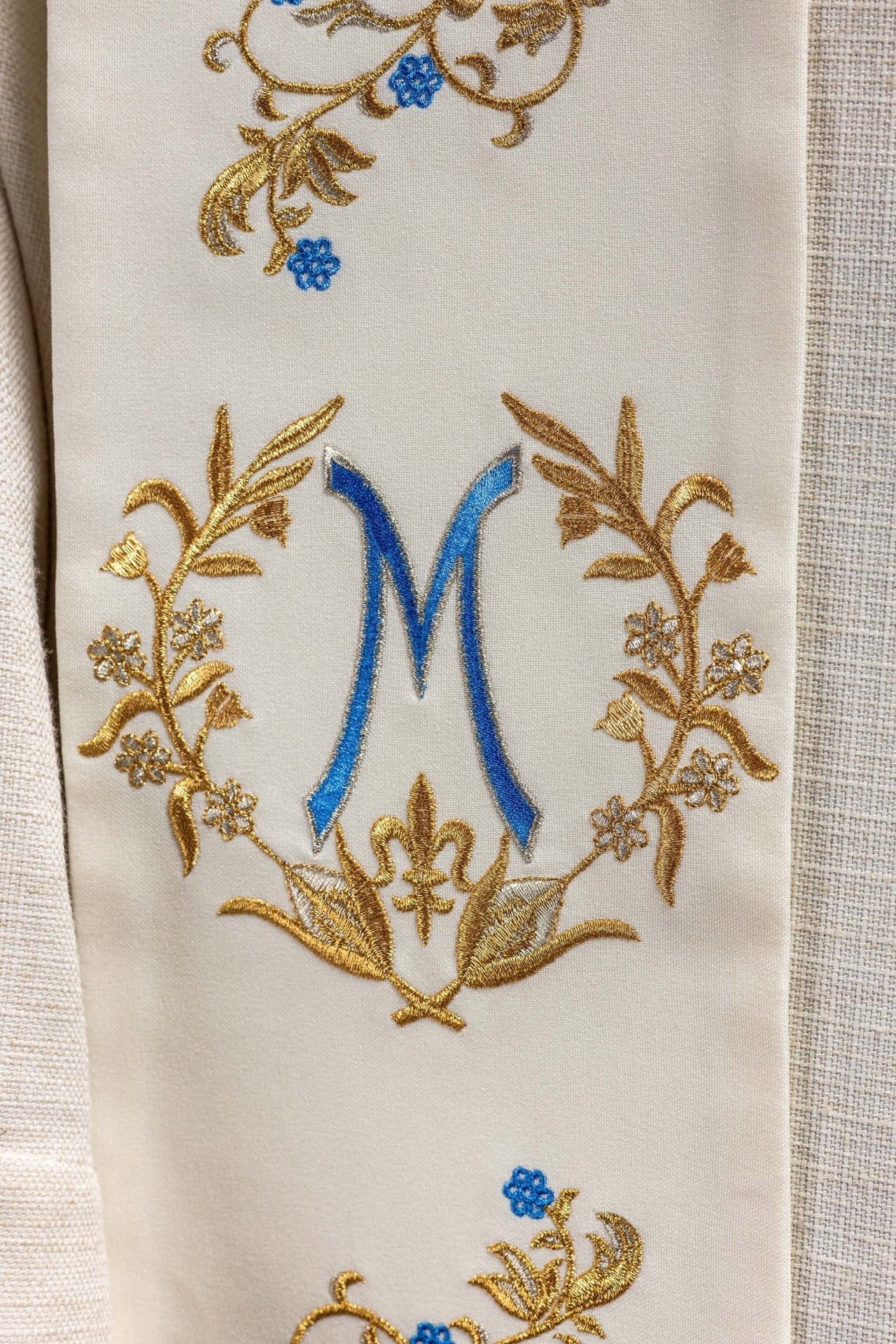 Stuła Maryjna Haftowana Ecru z Wieńcem Laurowym - SZATYLITURGICZNE.PL