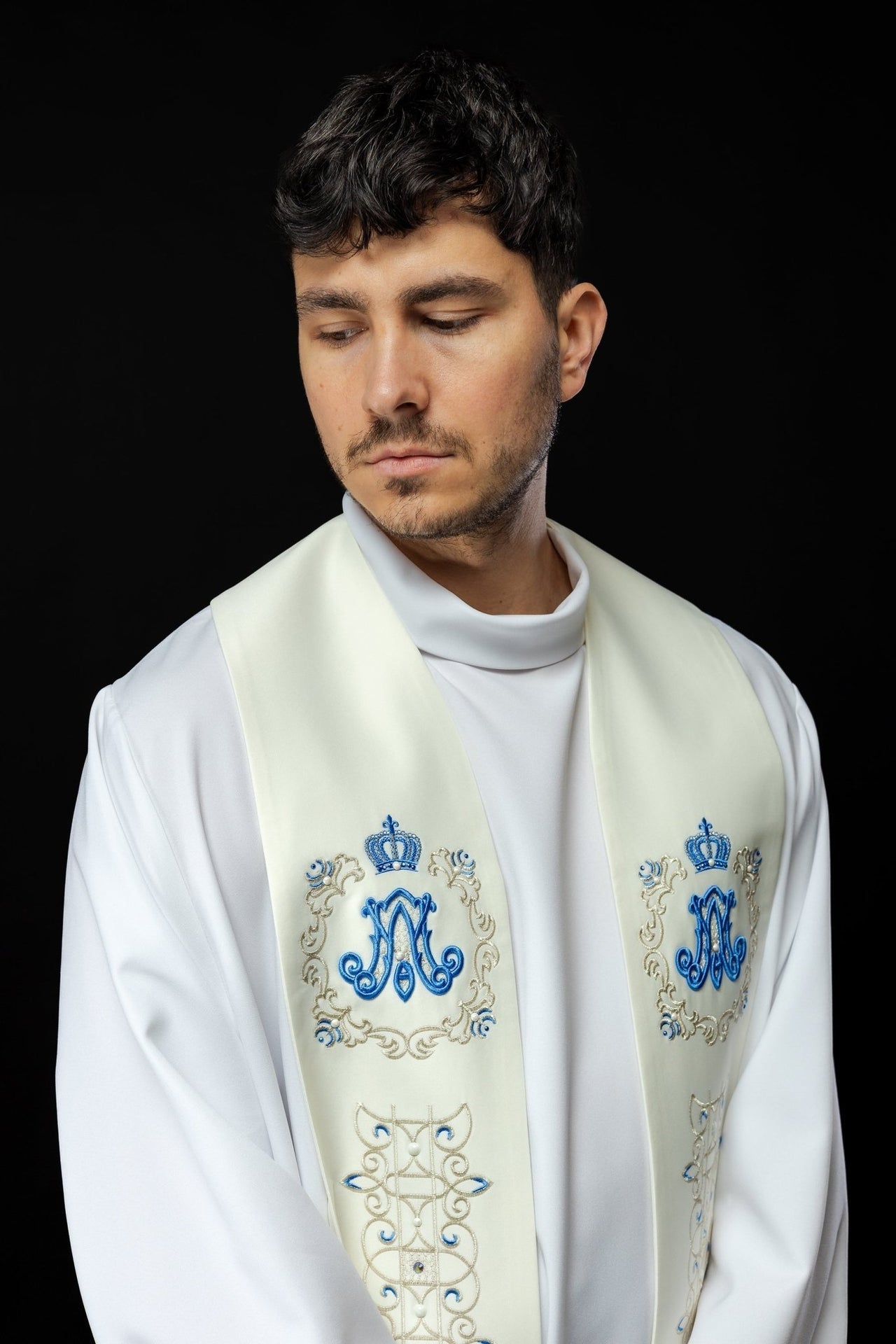 Stuła Maryjna Haftowana - Niebieski Symbol z Koroną - SzatyLiturgiczne.pl - SZATYLITURGICZNE.PL
