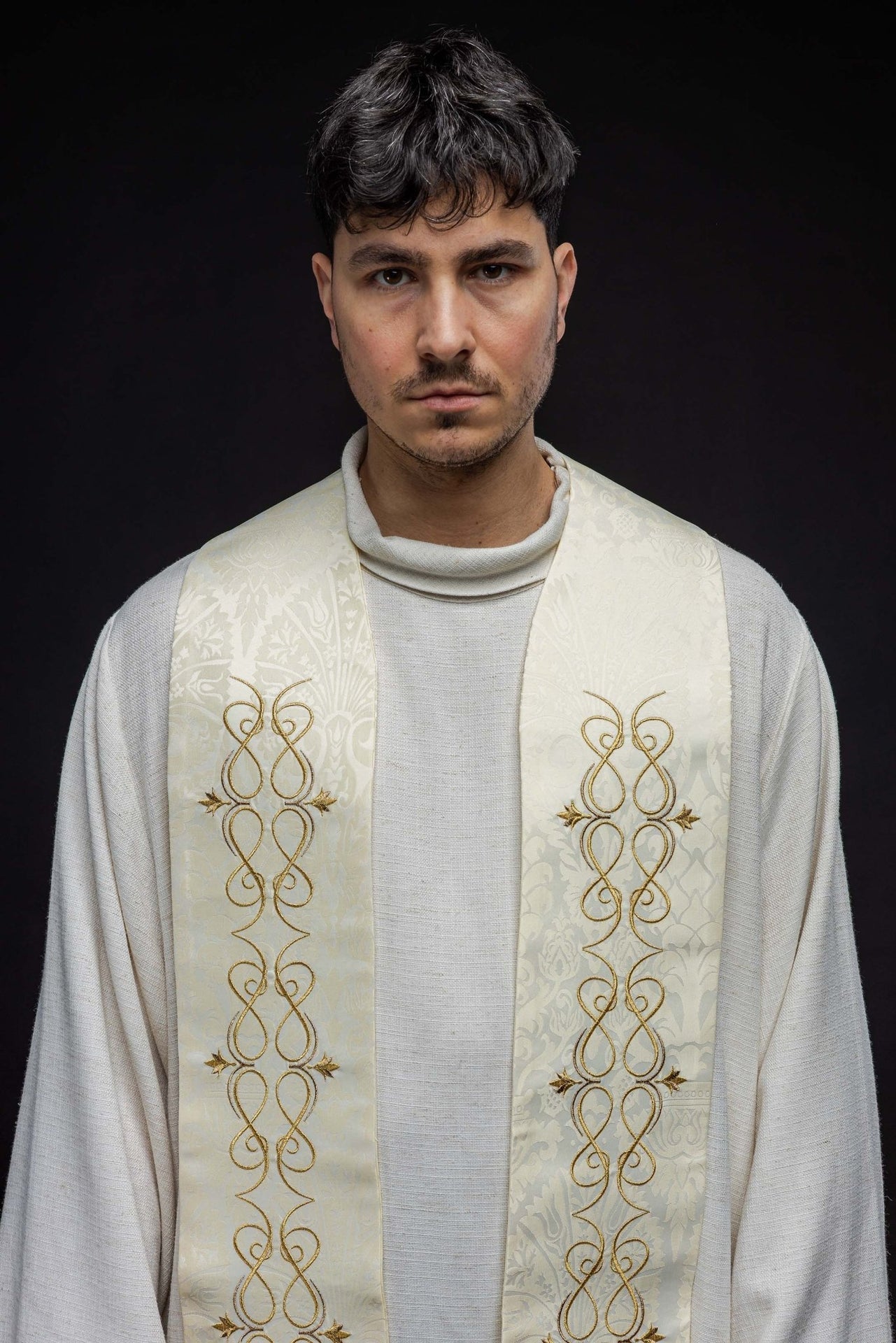Stuła Rzymska Ecru/Biała z Złotym Haftem Liturgicznym - SZATYLITURGICZNE.PL