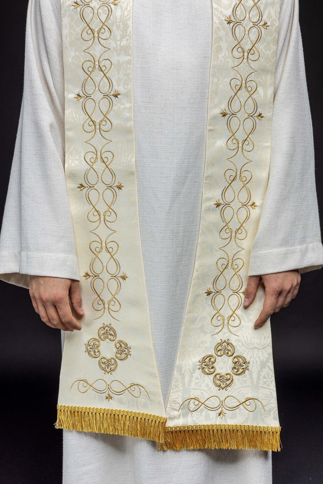 Stuła Rzymska Ecru/Biała z Złotym Haftem Liturgicznym - SZATYLITURGICZNE.PL
