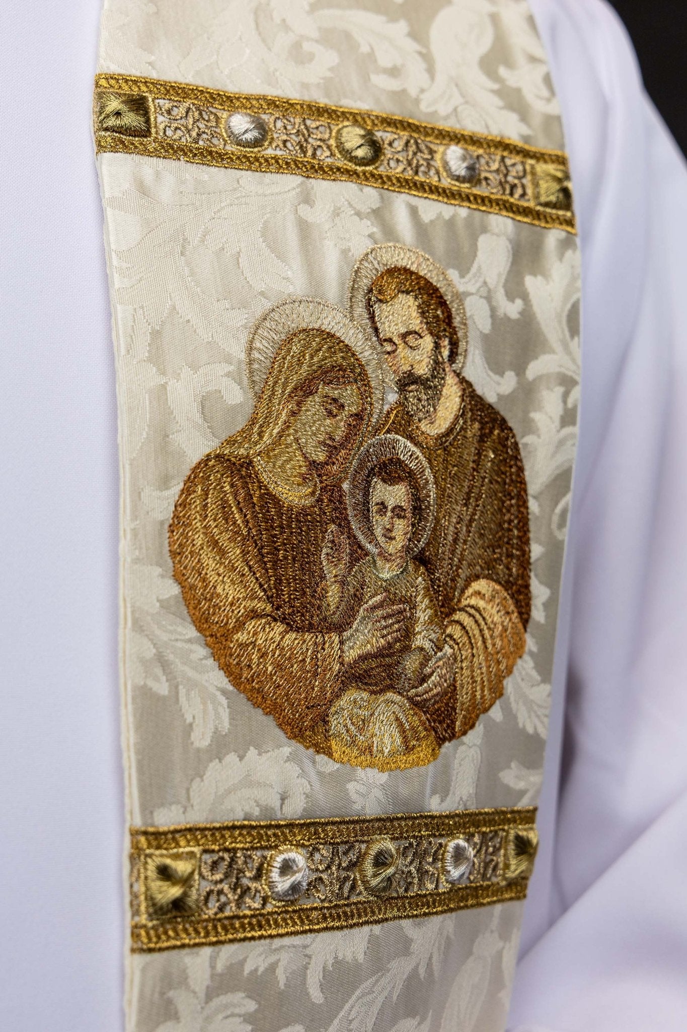 Stuła z wizerunkiem Świętej Rodziny uszyta na ozdobnej tkaninie - SZATYLITURGICZNE.PL