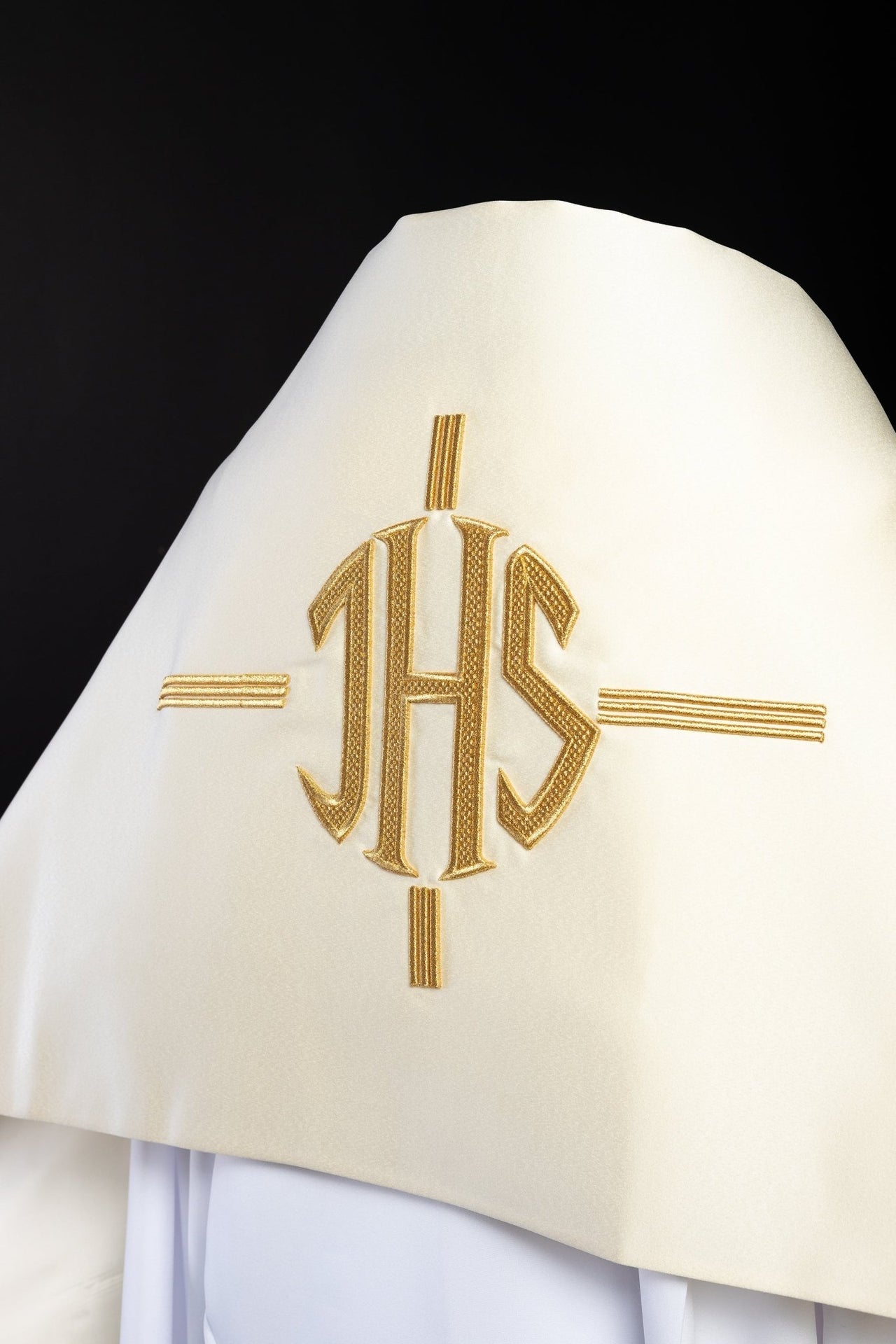 Welon Naramienny IHS Ecru - Złoty Haft Liturgiczny, Polska Produkcja - SZATYLITURGICZNE.PL