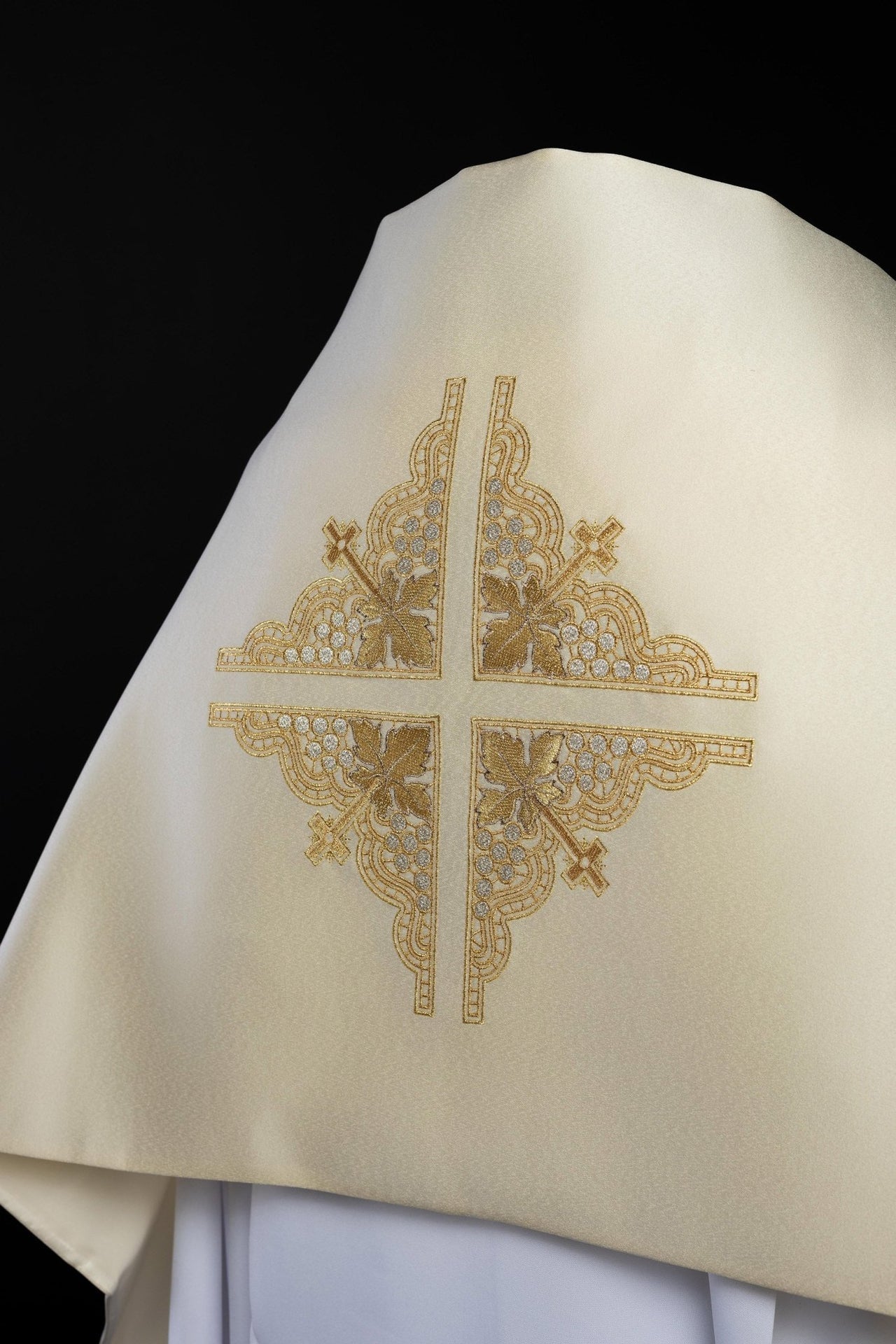 Welon Naramienny Liturgiczny Ecru z Haftowanym Krzyżem - SZATYLITURGICZNE.PL