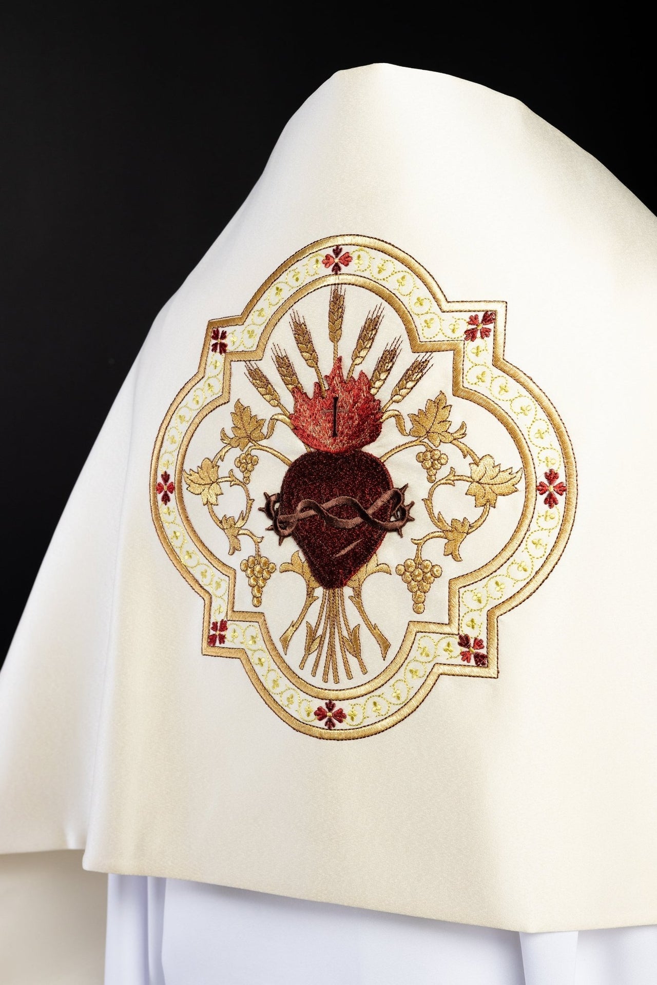 Welon Naramienny Serce Pana Jezusa Ecru - Haftowany Welon Liturgiczny - SZATYLITURGICZNE.PL