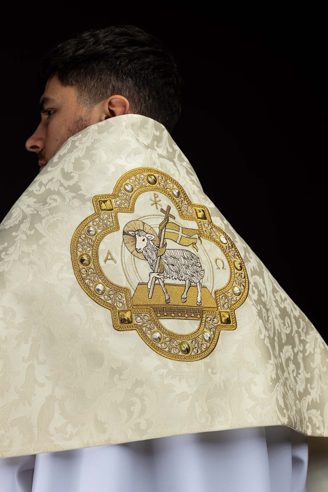 Welon z haftem baranka wielkanocnego na tkaninie żakardowej - SZATYLITURGICZNE.PL
