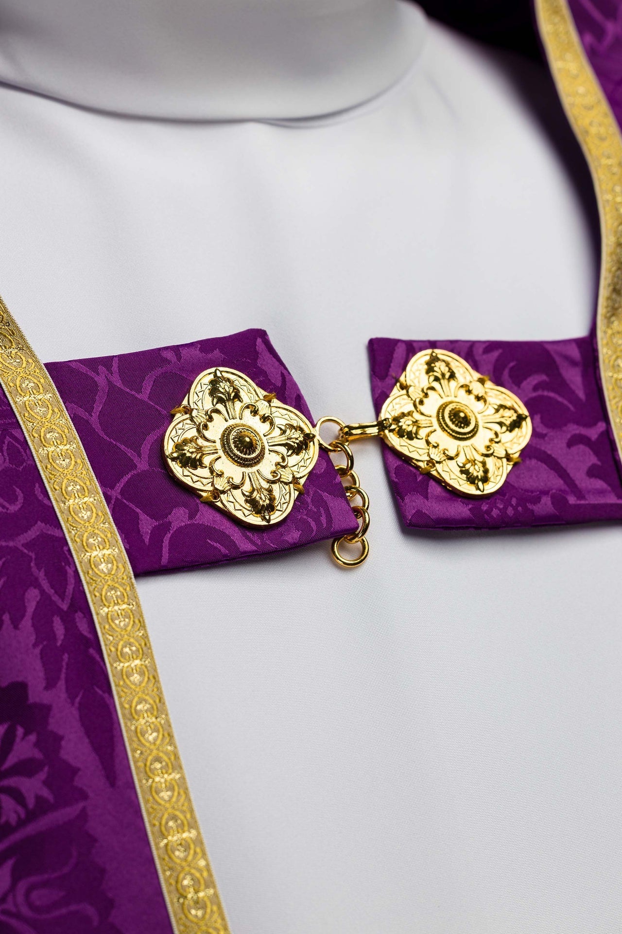 Żakardowa kapa rzymska gładka Fioletowa - SZATYLITURGICZNE.PL