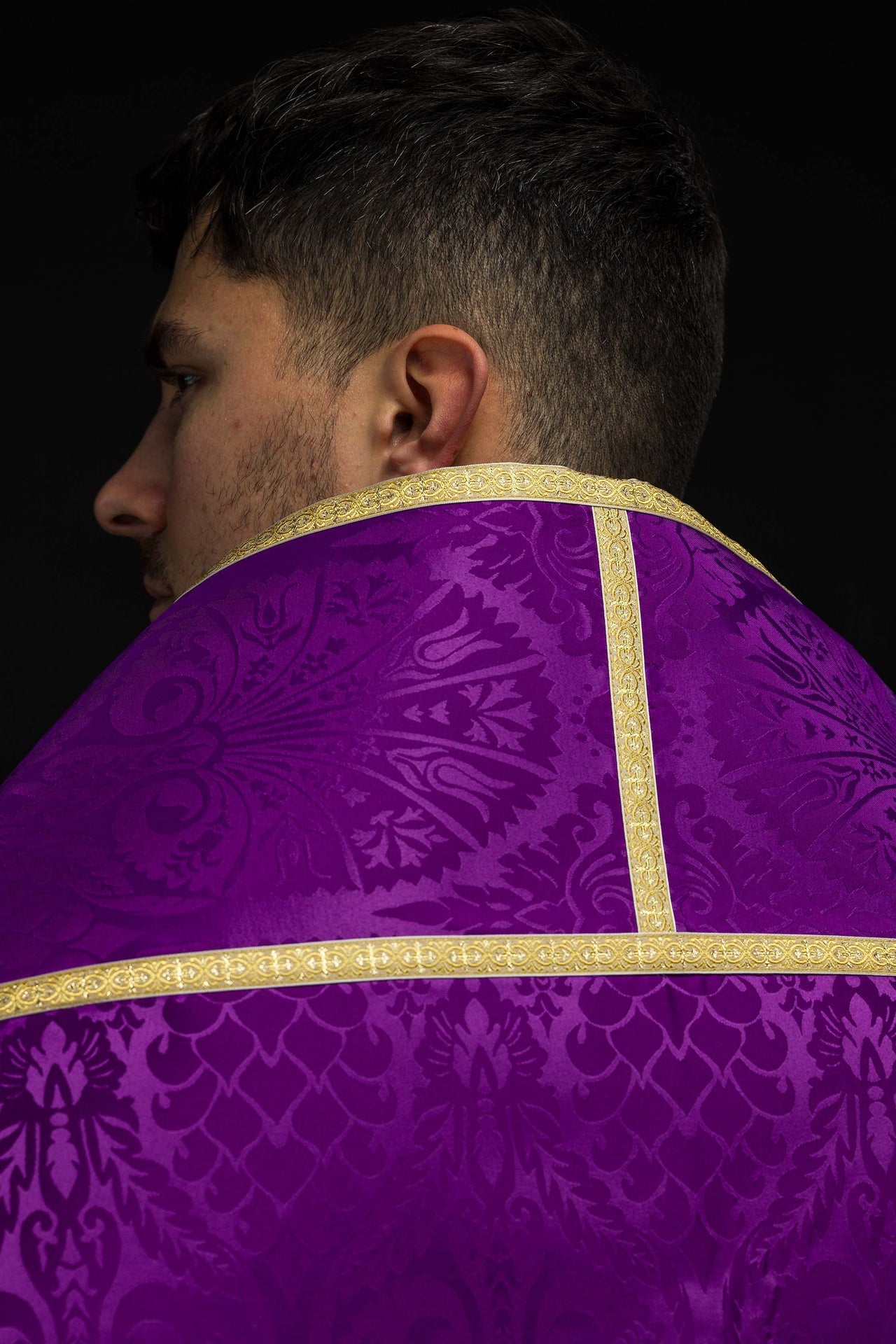 Żakardowa kapa rzymska gładka Fioletowa - SZATYLITURGICZNE.PL