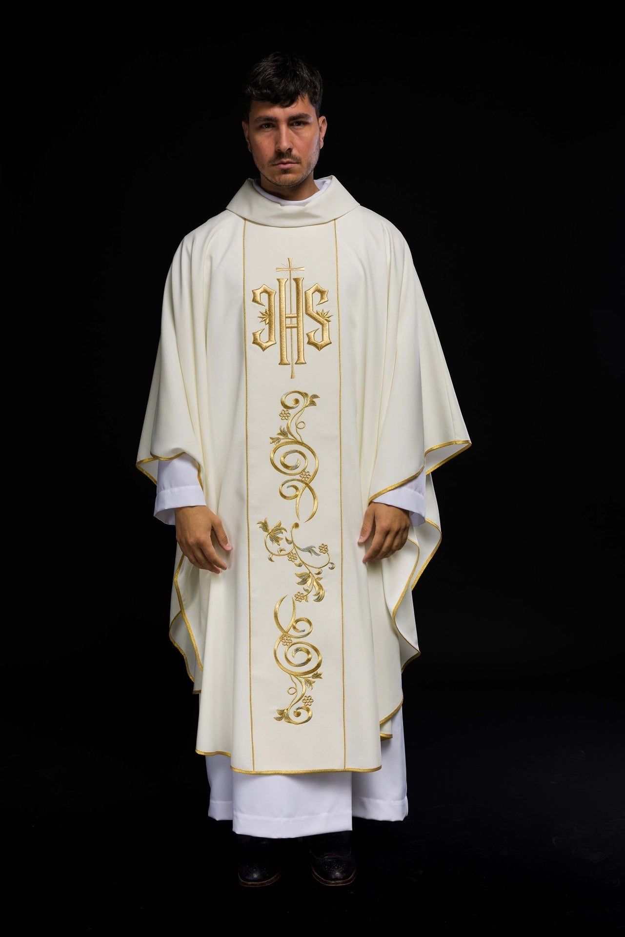 Zdobiony Ornat IHS w kolorze ecru - SZATYLITURGICZNE.PL