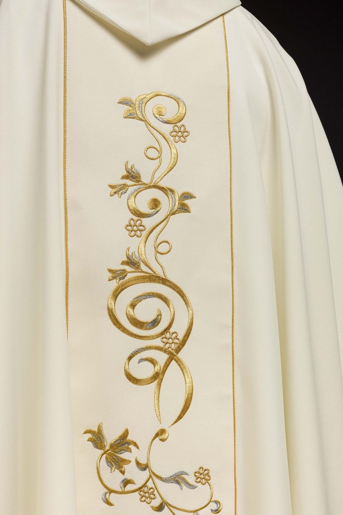 Zdobiony Ornat IHS w kolorze ecru - SZATYLITURGICZNE.PL