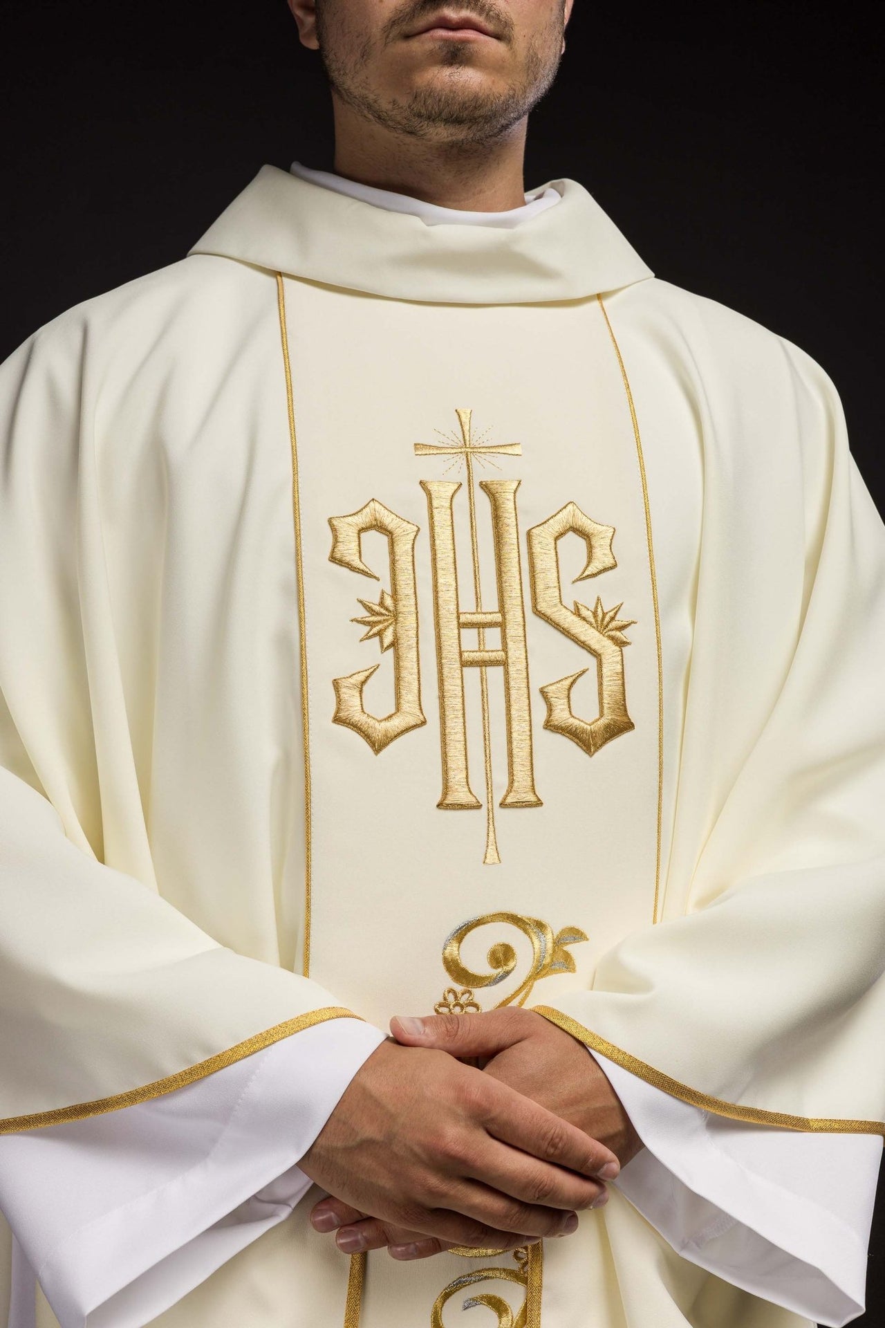 Zdobiony Ornat IHS w kolorze ecru - SZATYLITURGICZNE.PL