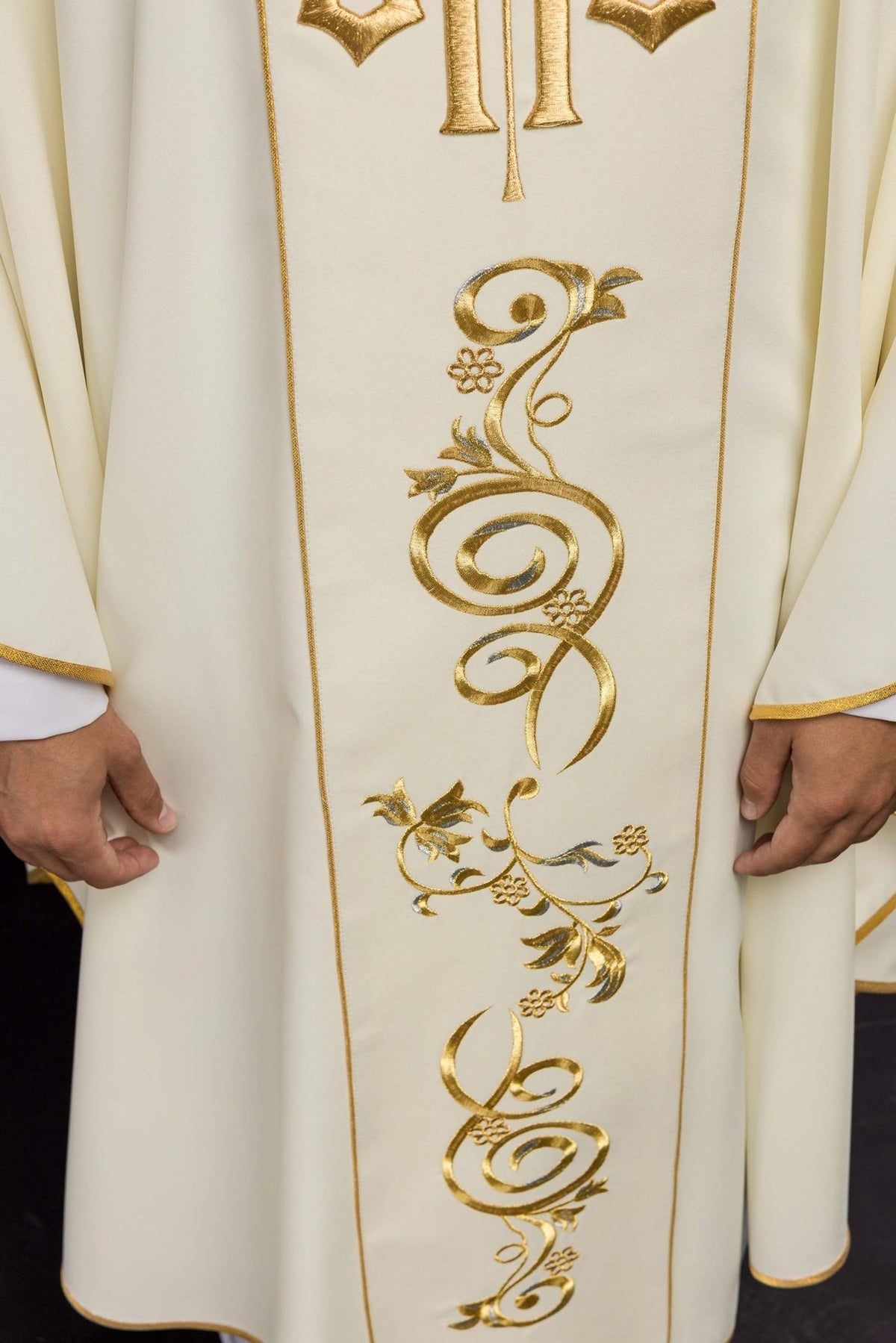 Zdobiony Ornat IHS w kolorze ecru - SZATYLITURGICZNE.PL