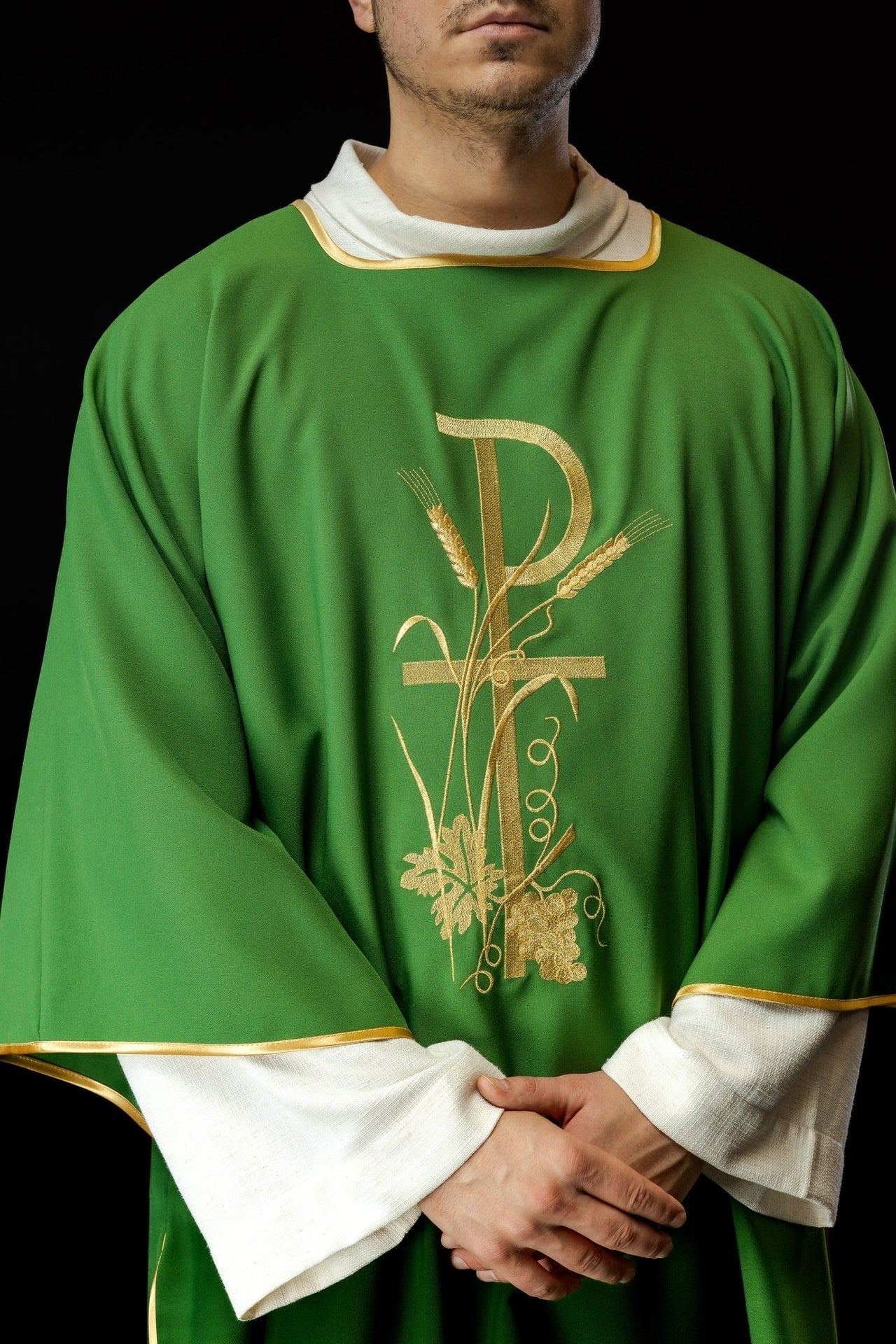 Zielona Dalmatyka Liturgiczna z Haftem Krzyża Pax - Złota Lamówka - SZATYLITURGICZNE.PL