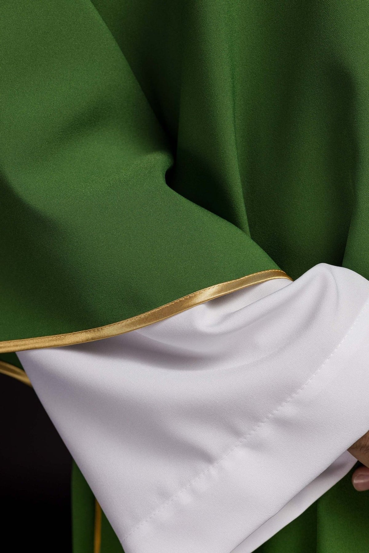 Zielona Dalmatyka Liturgiczna ze Złotym Krzyżem - 130cm - SZATYLITURGICZNE.PL