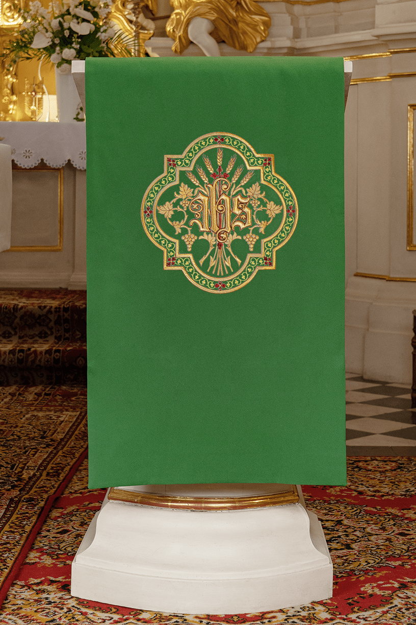 Zielona Serweta na Lektorium ze Złotym Haftem IHS - Elegancka Dekoracja - SZATYLITURGICZNE.PL