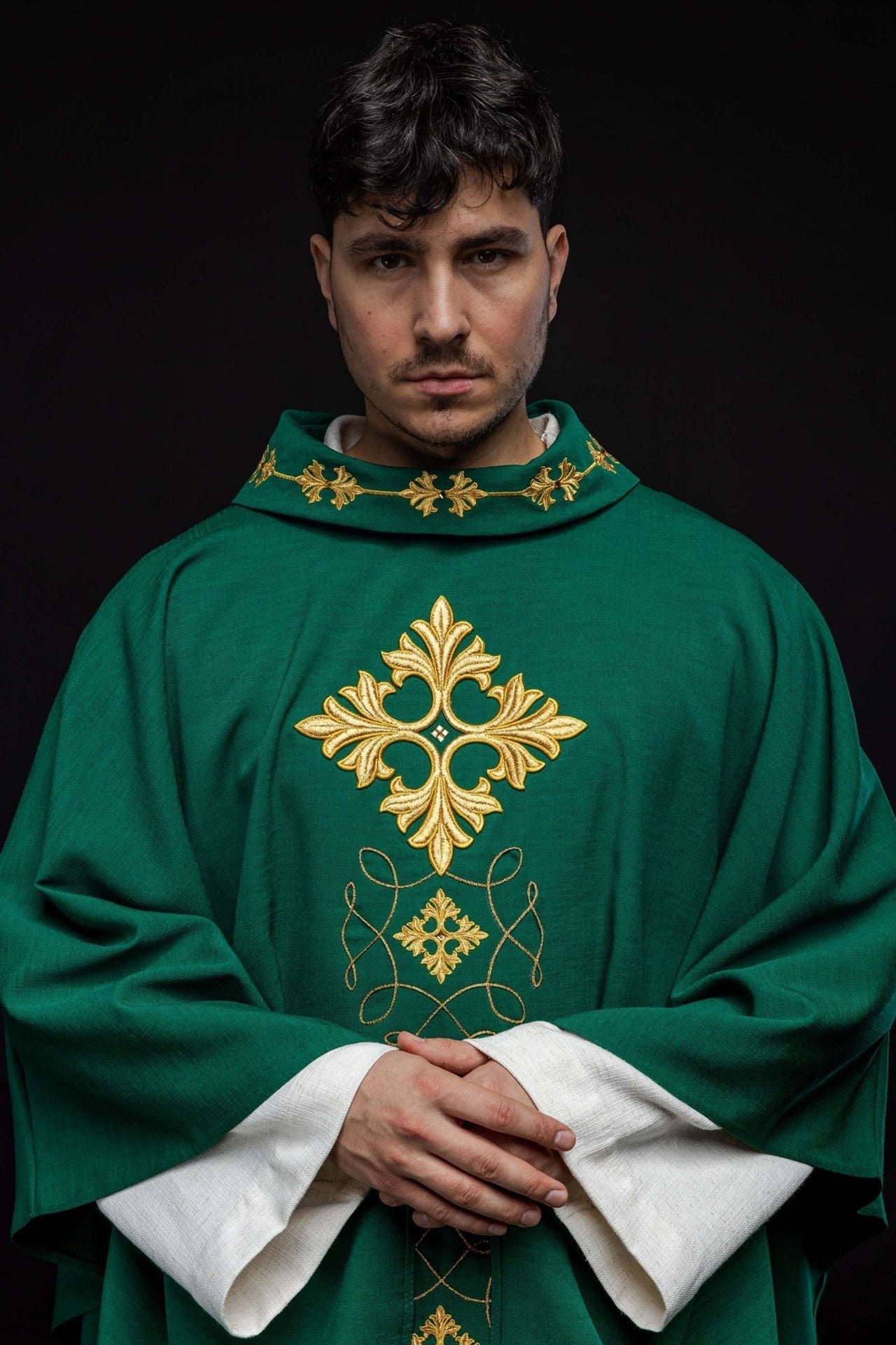 Zielony Ornat Liturgiczny Haftowany Sznurkiem i Kamieniami - Polski Produkt - SZATYLITURGICZNE.PL