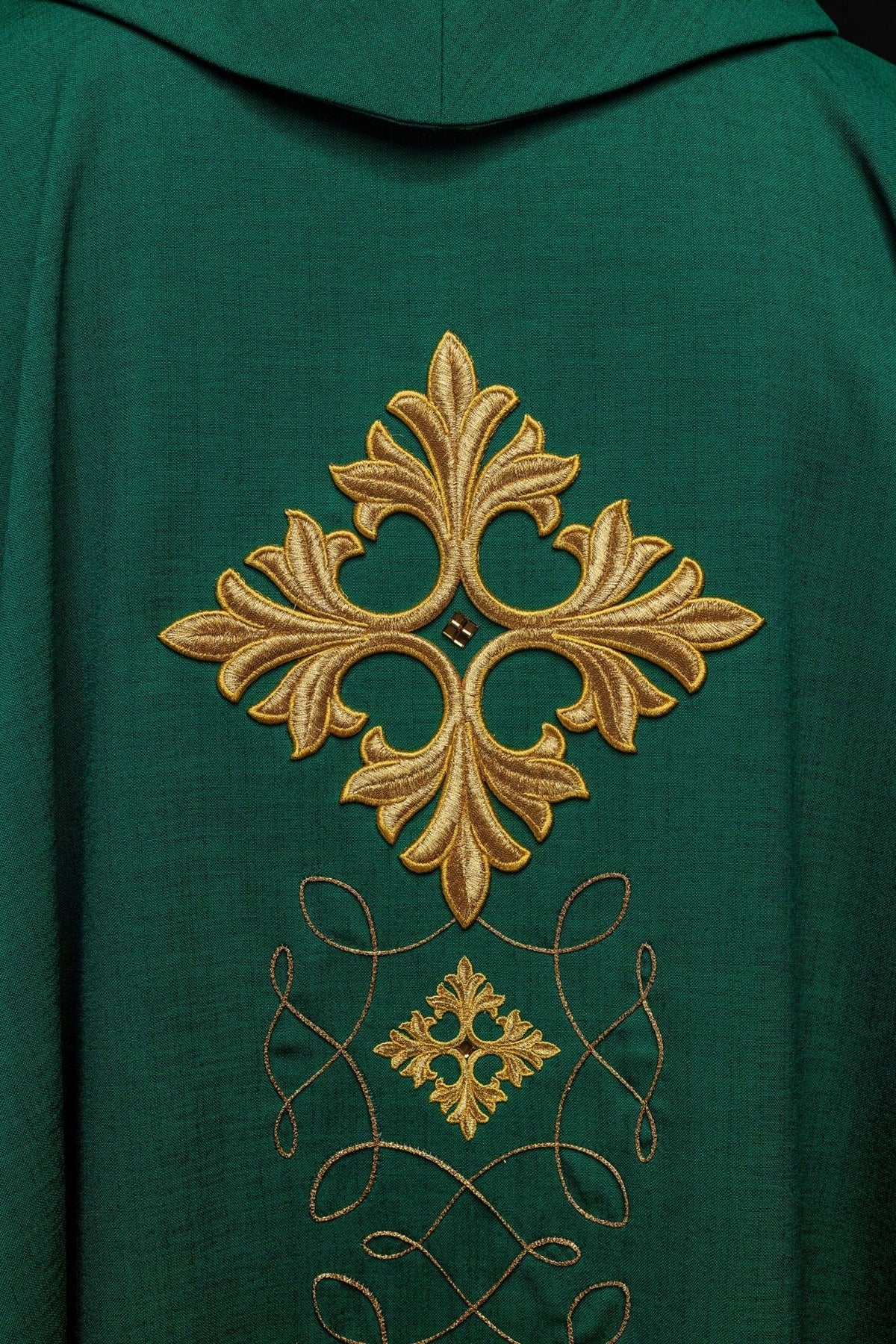 Zielony Ornat Liturgiczny Haftowany Sznurkiem i Kamieniami - Polski Produkt - SZATYLITURGICZNE.PL