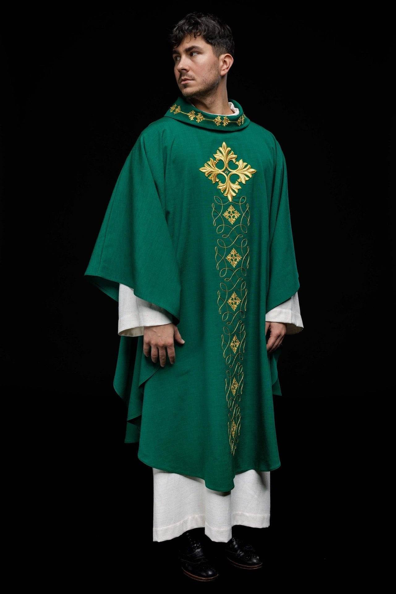Zielony Ornat Liturgiczny Haftowany Sznurkiem i Kamieniami - Polski Produkt - SZATYLITURGICZNE.PL