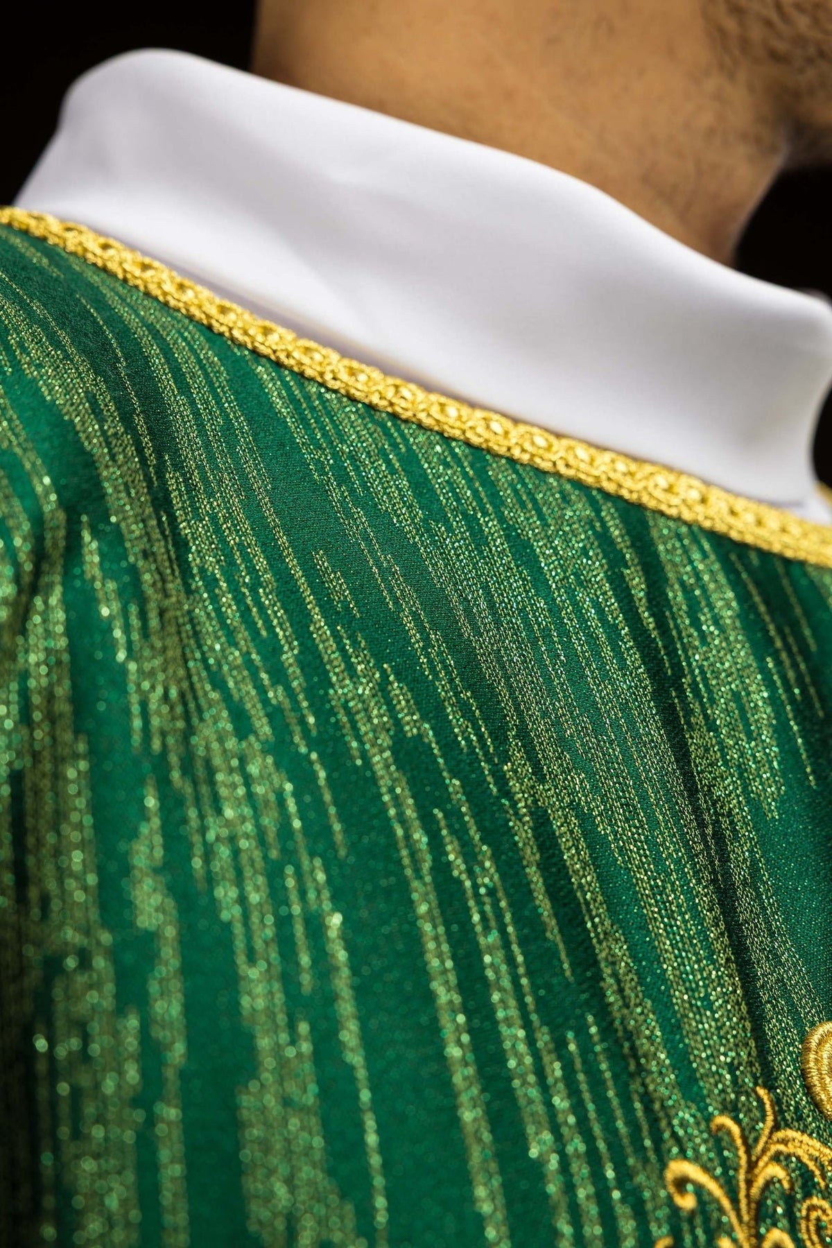 Zielony Ornat Liturgiczny z Haftowanym Krzyżem - Elegancka Tkanina - SZATYLITURGICZNE.PL