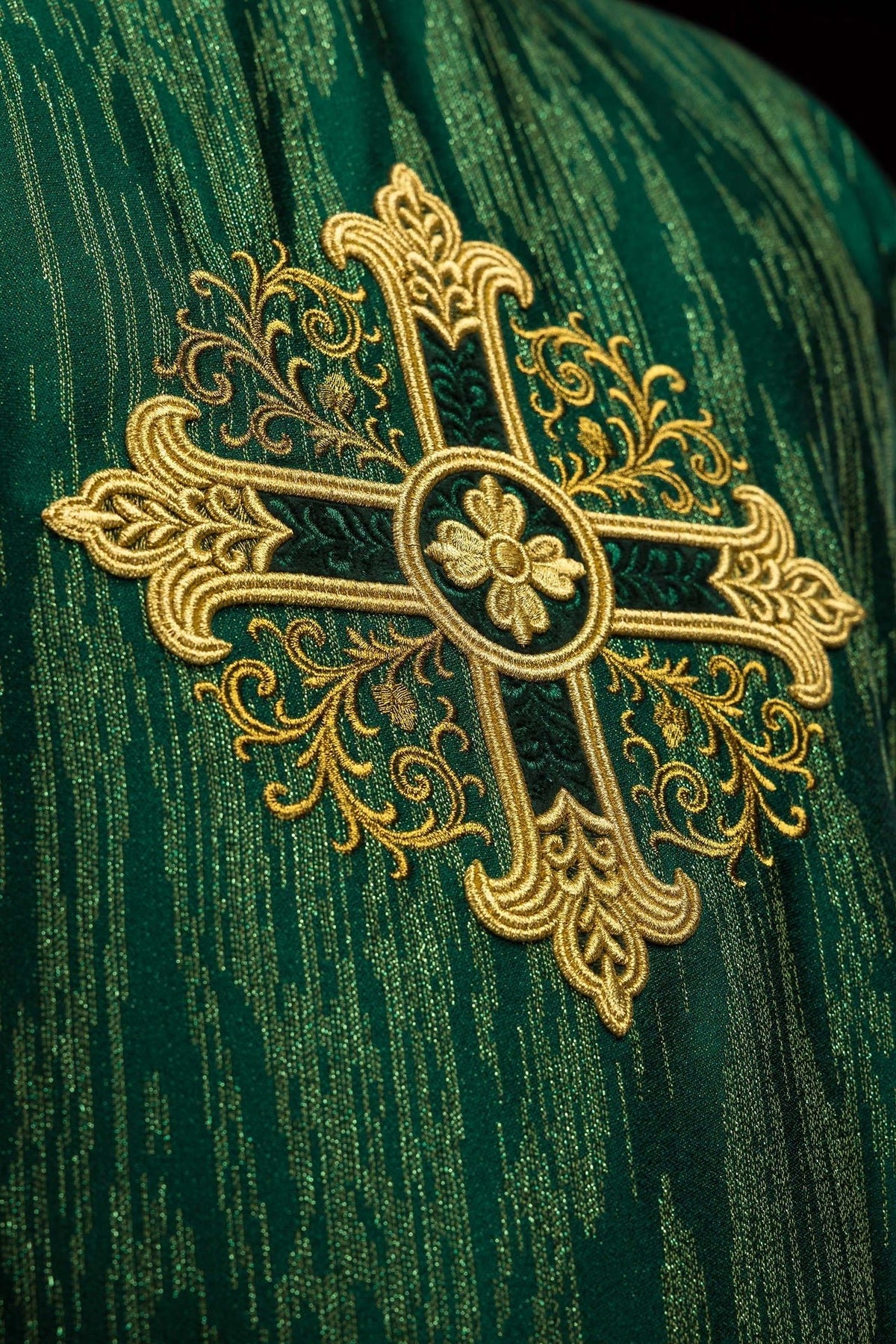 Zielony Ornat Liturgiczny z Haftowanym Krzyżem - Elegancka Tkanina - SZATYLITURGICZNE.PL