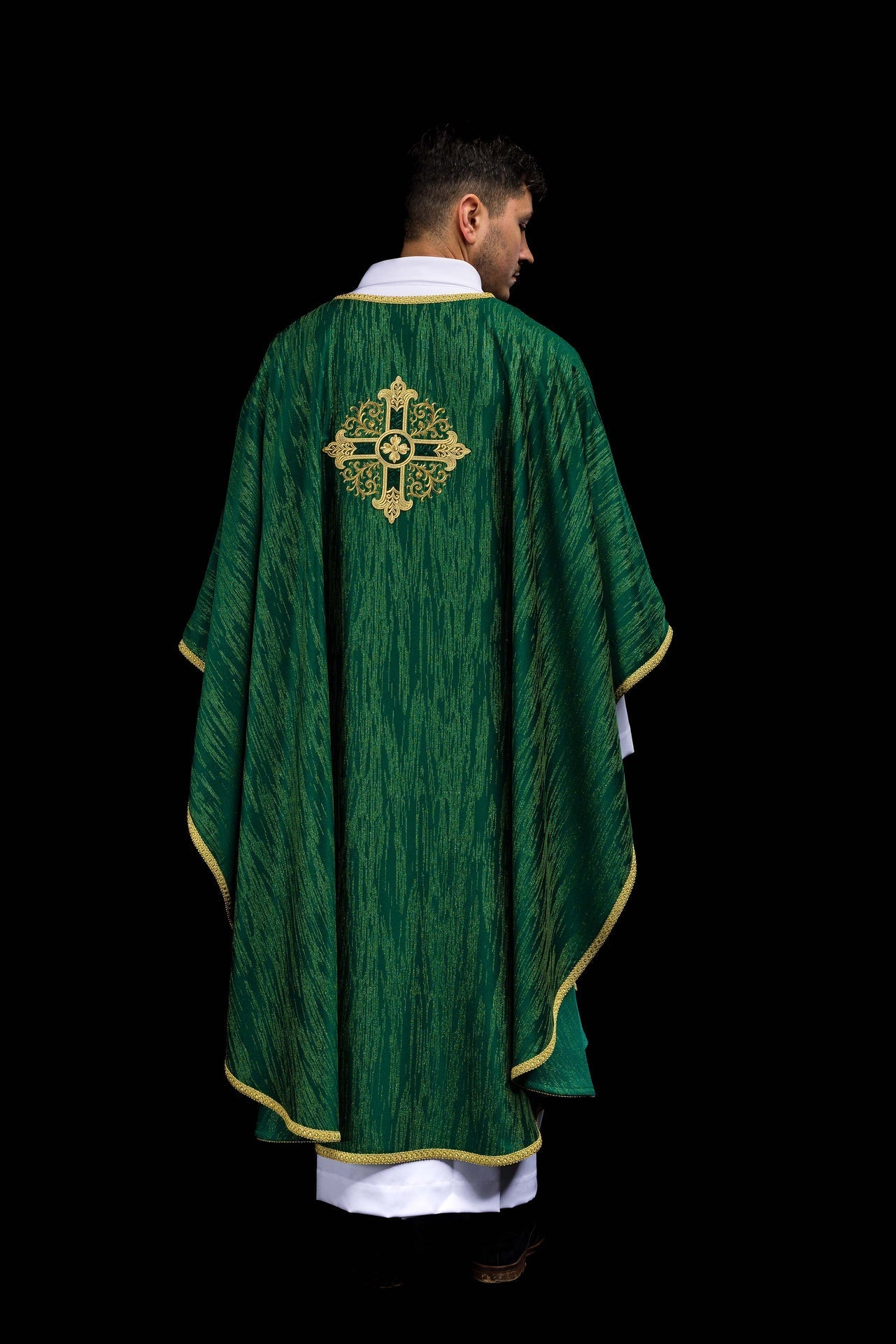 Zielony Ornat Liturgiczny z Haftowanym Krzyżem - Elegancka Tkanina - SZATYLITURGICZNE.PL