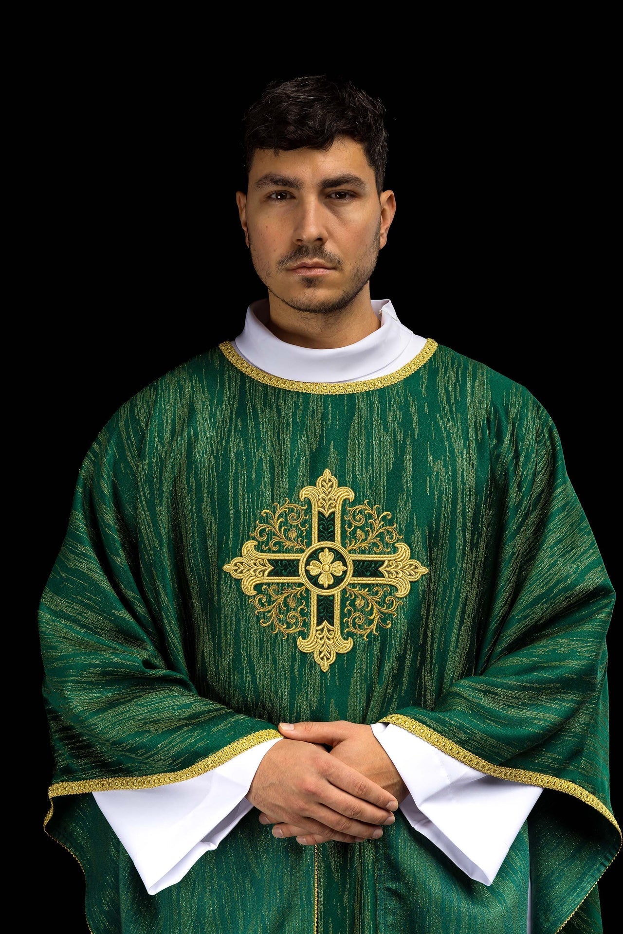 Zielony Ornat Liturgiczny z Haftowanym Krzyżem - Elegancka Tkanina - SZATYLITURGICZNE.PL
