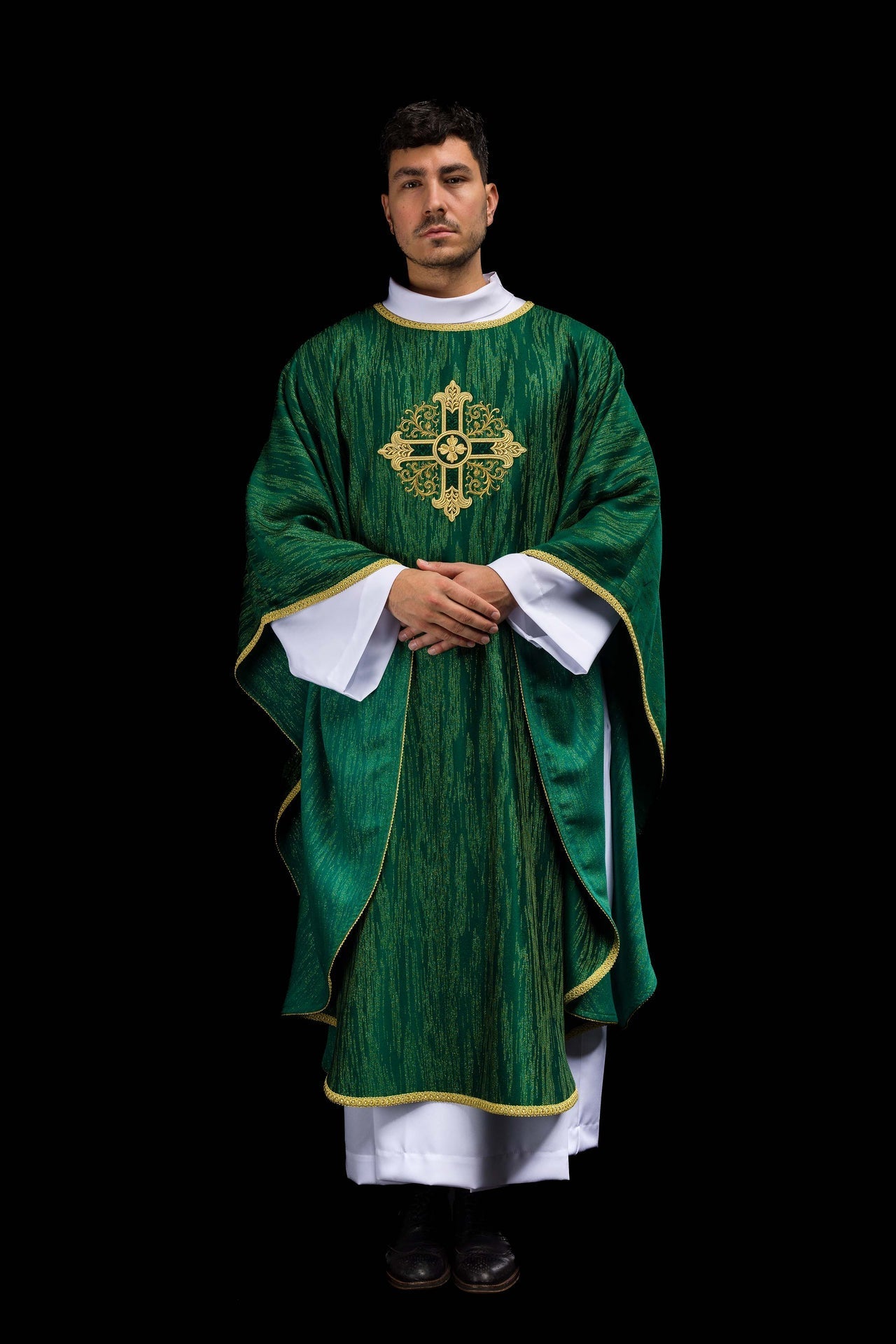 Zielony Ornat Liturgiczny z Haftowanym Krzyżem - Elegancka Tkanina - SZATYLITURGICZNE.PL