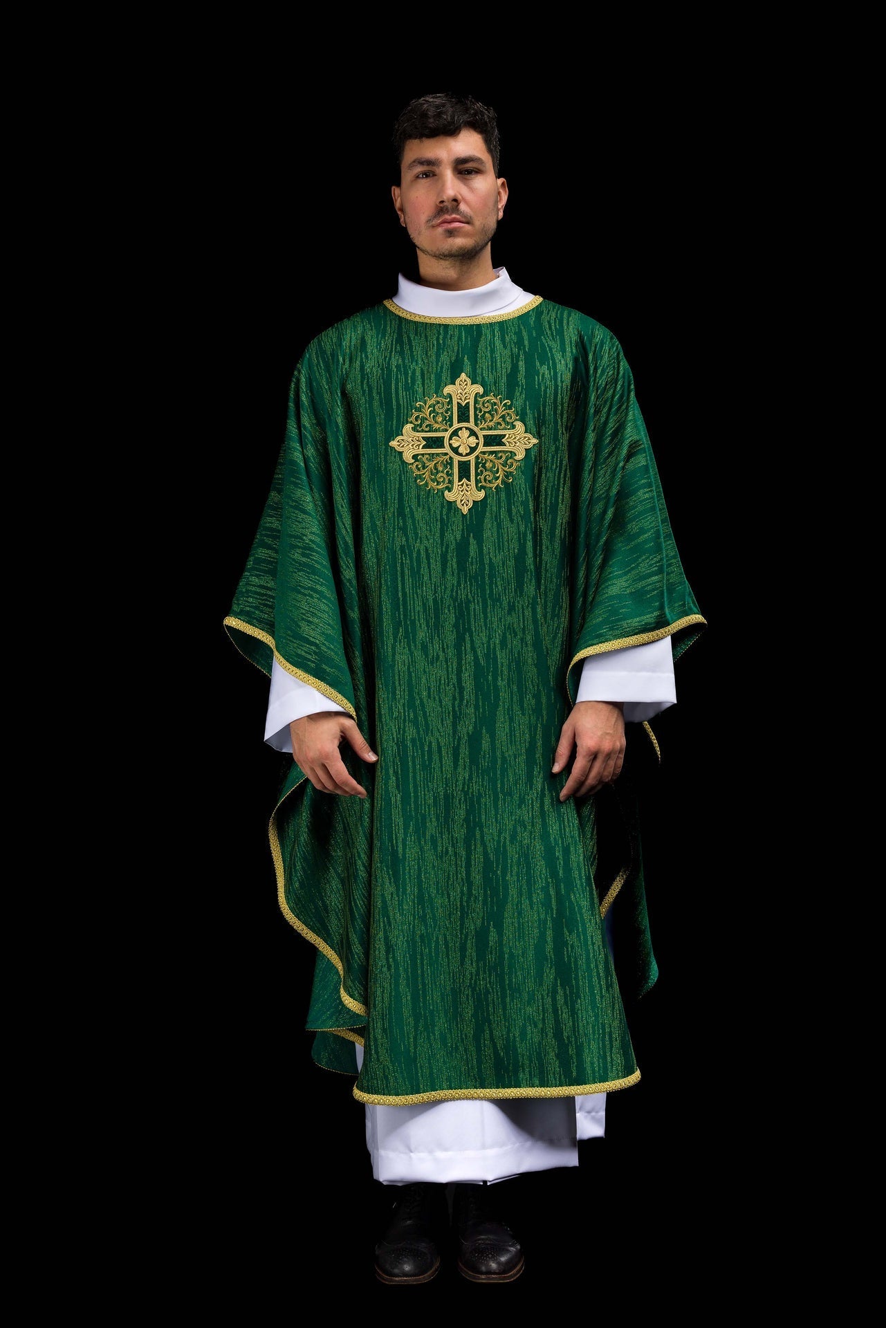 Zielony Ornat Liturgiczny z Haftowanym Krzyżem - Elegancka Tkanina - SZATYLITURGICZNE.PL