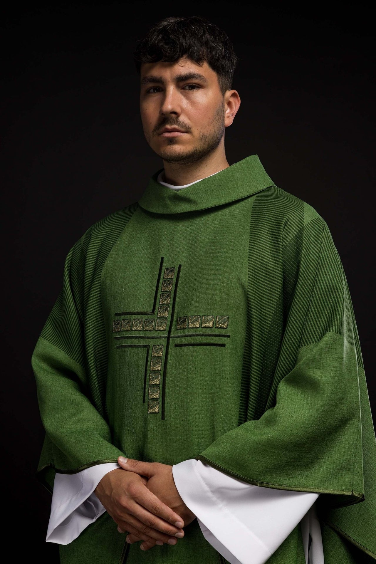 Zielony Ornat Liturgiczny z Haftowanym Krzyżem - Polski Producent - SZATYLITURGICZNE.PL