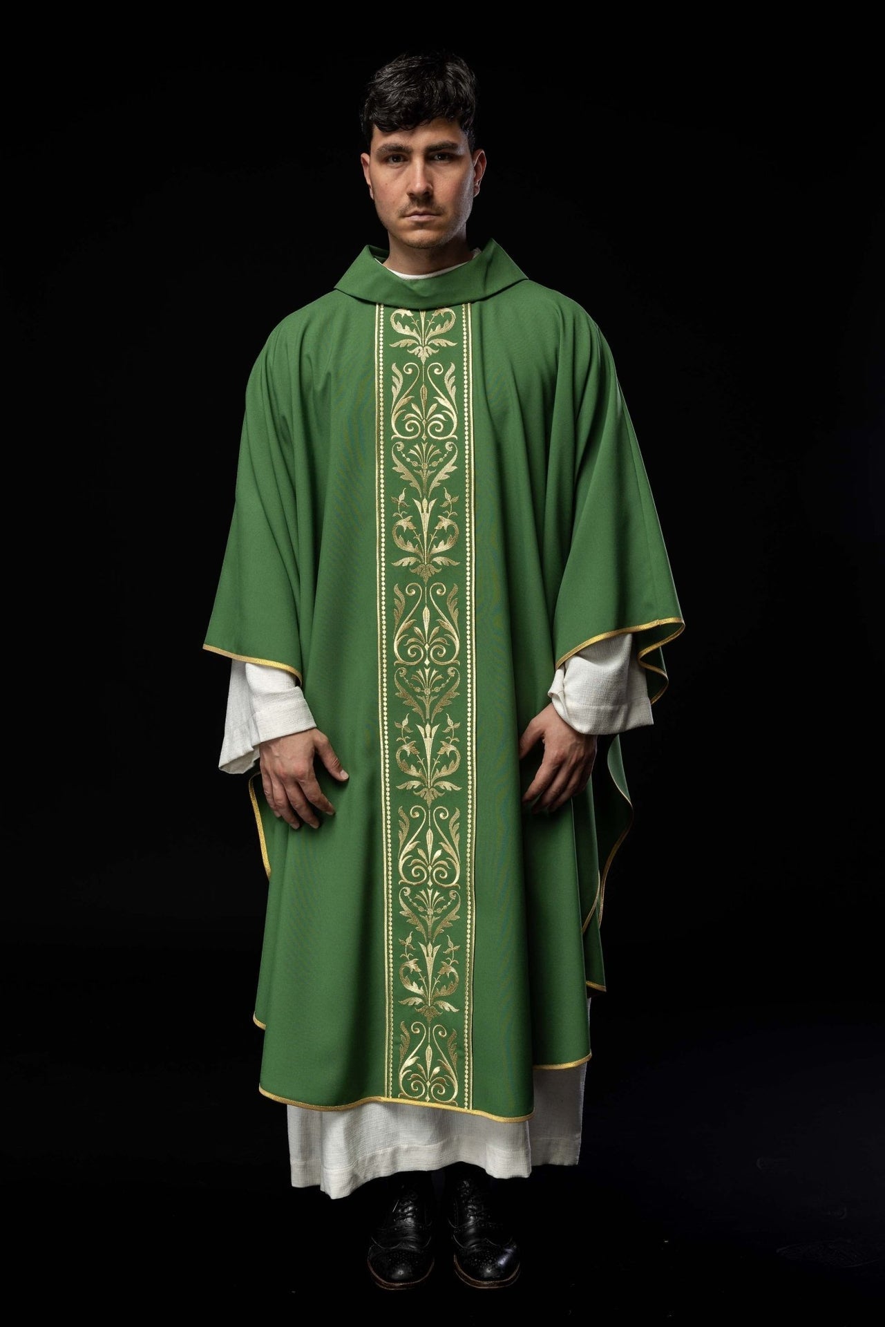 Zielony Ornat Liturgiczny z Haftowanym Złotym Pasem i Stułą - SZATYLITURGICZNE.PL