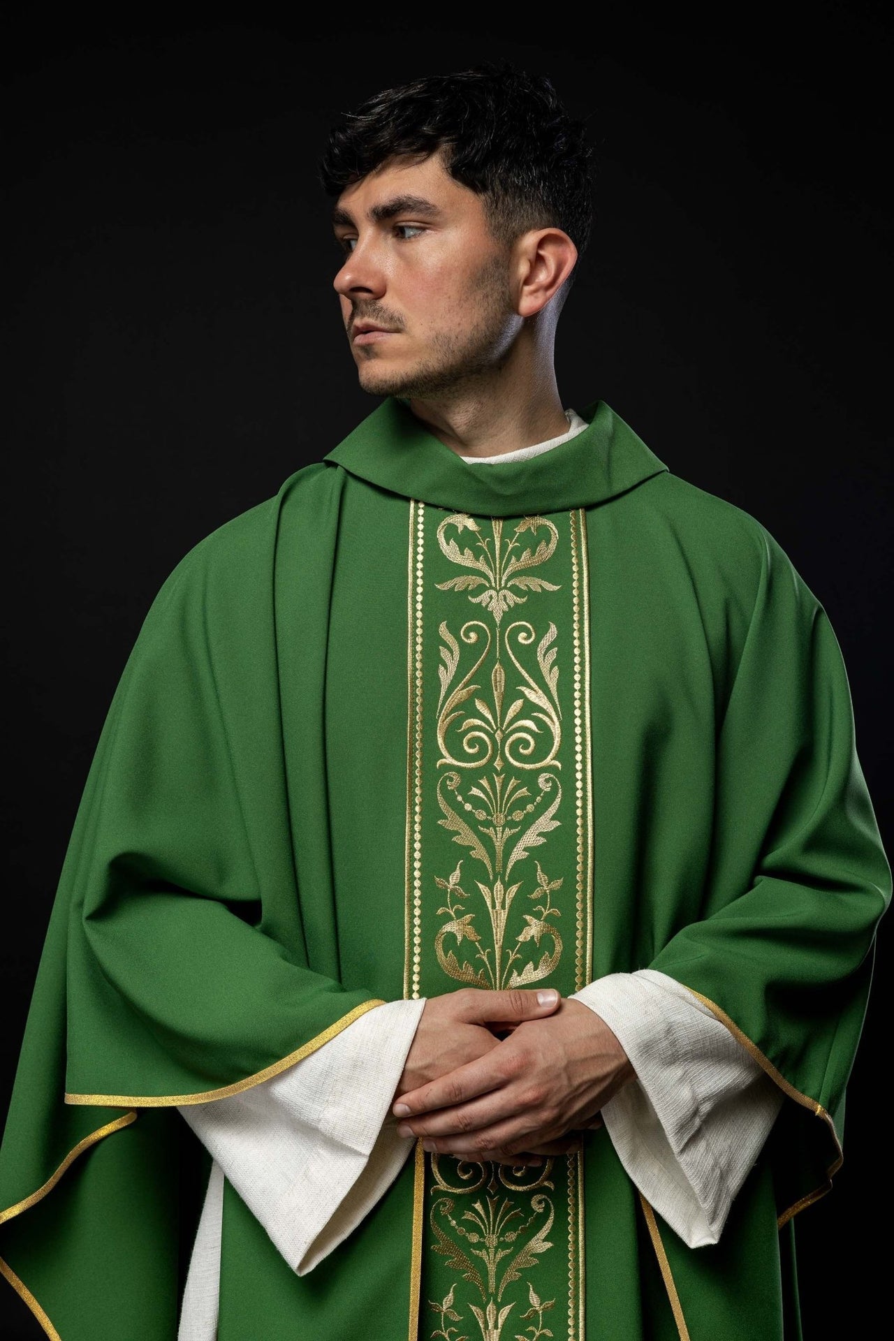 Zielony Ornat Liturgiczny z Haftowanym Złotym Pasem i Stułą - SZATYLITURGICZNE.PL