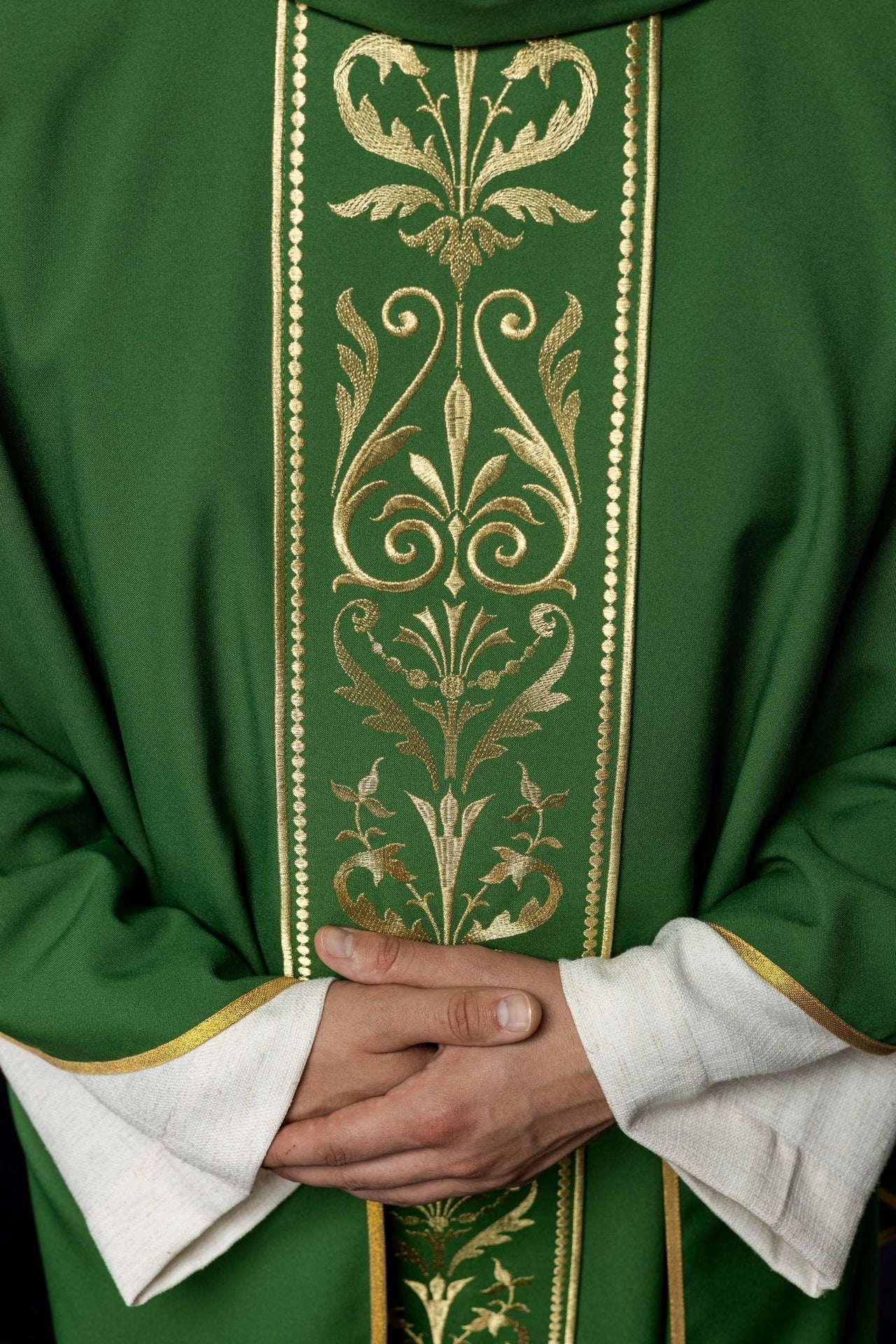 Zielony Ornat Liturgiczny z Haftowanym Złotym Pasem i Stułą - SZATYLITURGICZNE.PL