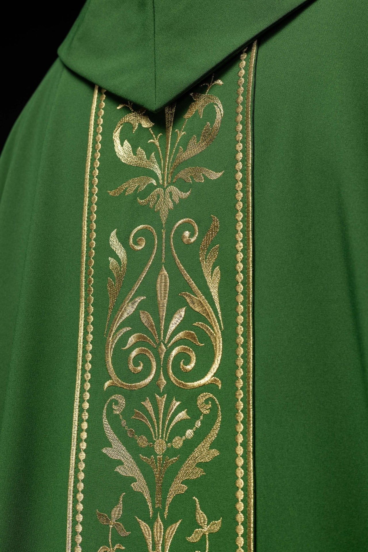 Zielony Ornat Liturgiczny z Haftowanym Złotym Pasem i Stułą - SZATYLITURGICZNE.PL