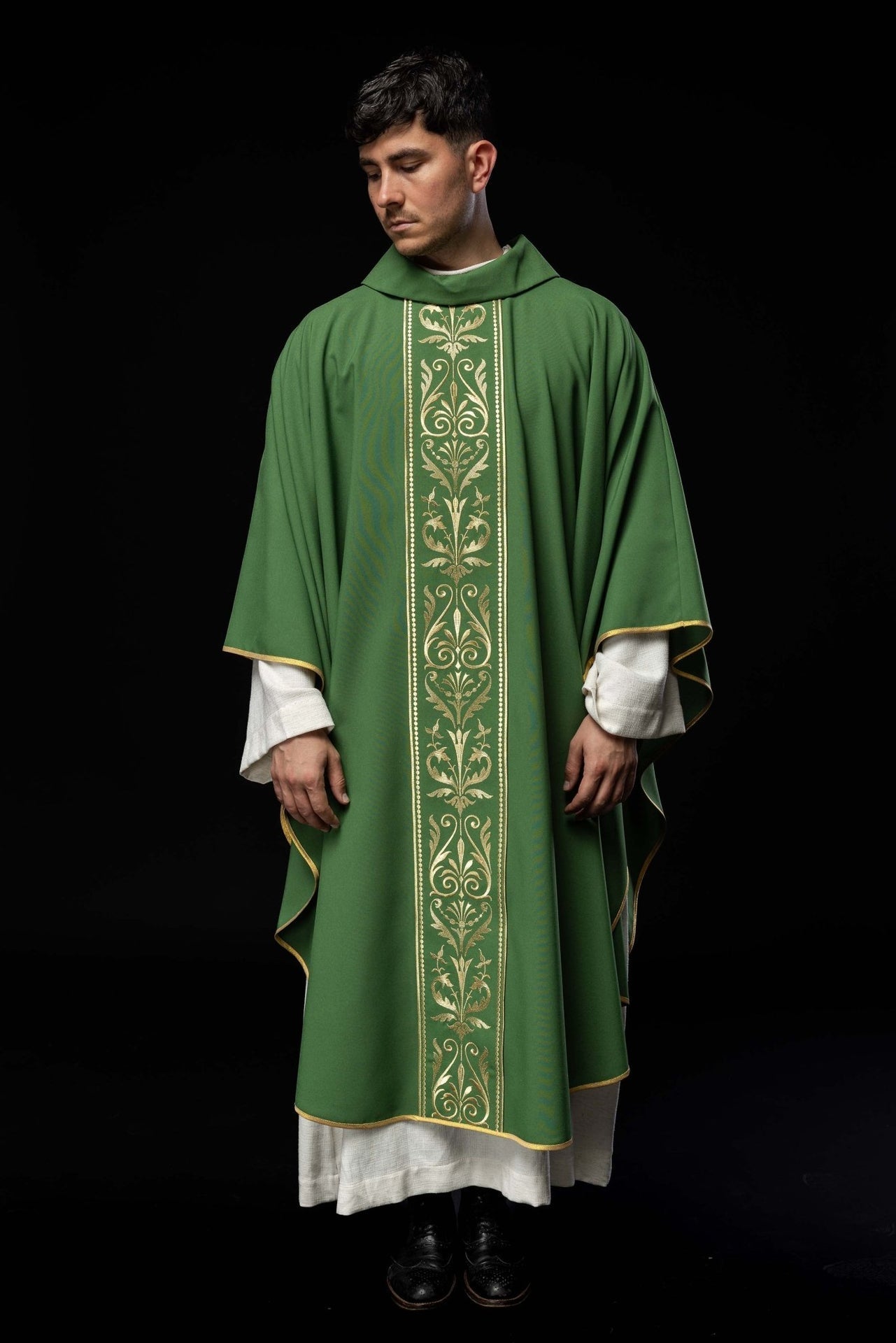 Zielony Ornat Liturgiczny z Haftowanym Złotym Pasem i Stułą - SZATYLITURGICZNE.PL