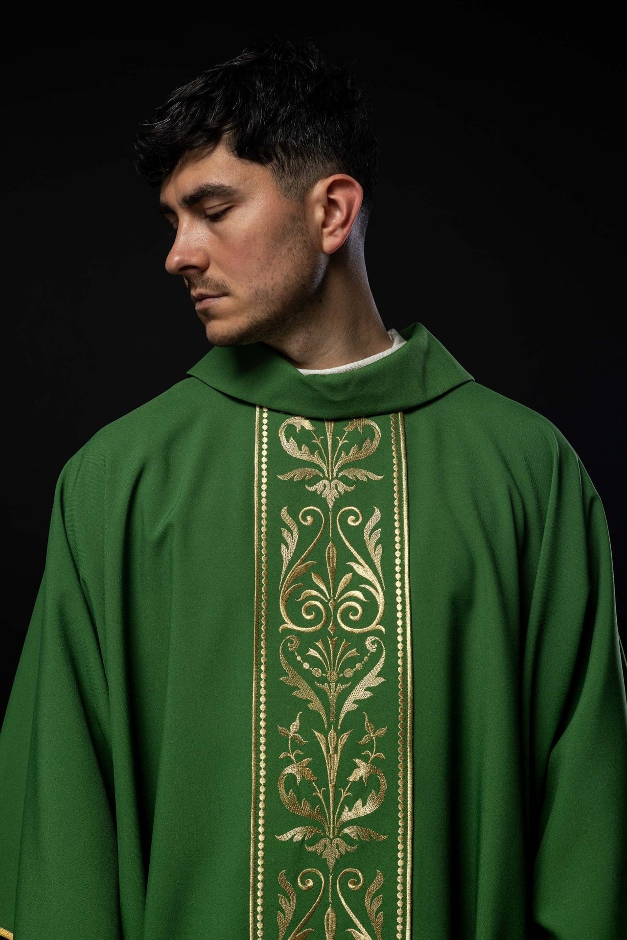 Zielony Ornat Liturgiczny z Haftowanym Złotym Pasem i Stułą - SZATYLITURGICZNE.PL