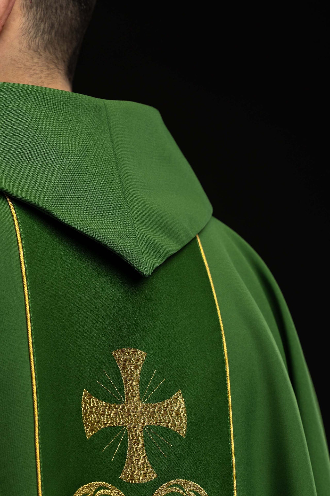 Zielony ornat liturgiczny zdobiony haftowanym pasem - SZATYLITURGICZNE.PL