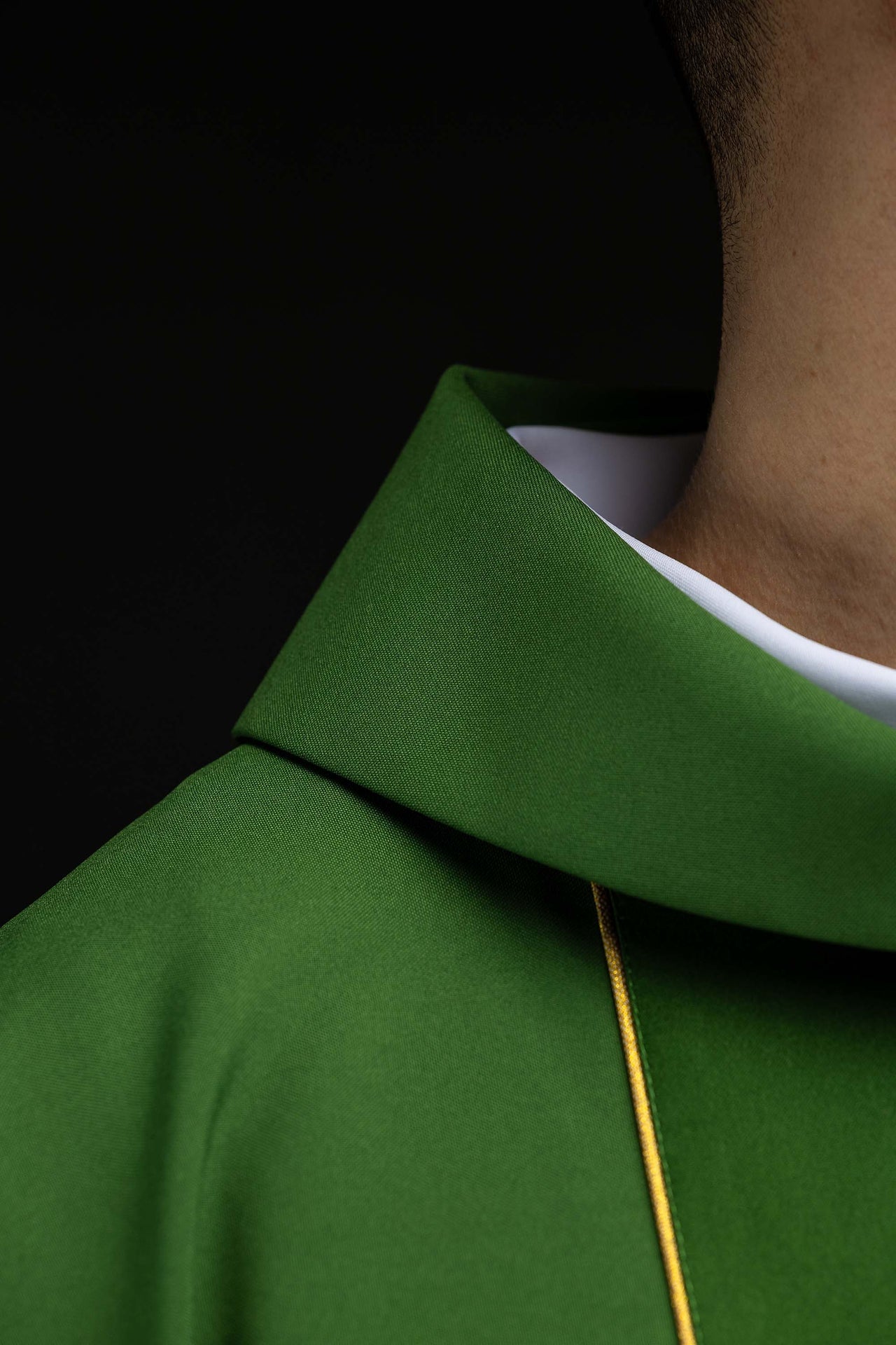 Zielony ornat liturgiczny zdobiony haftowanym pasem - SZATYLITURGICZNE.PL