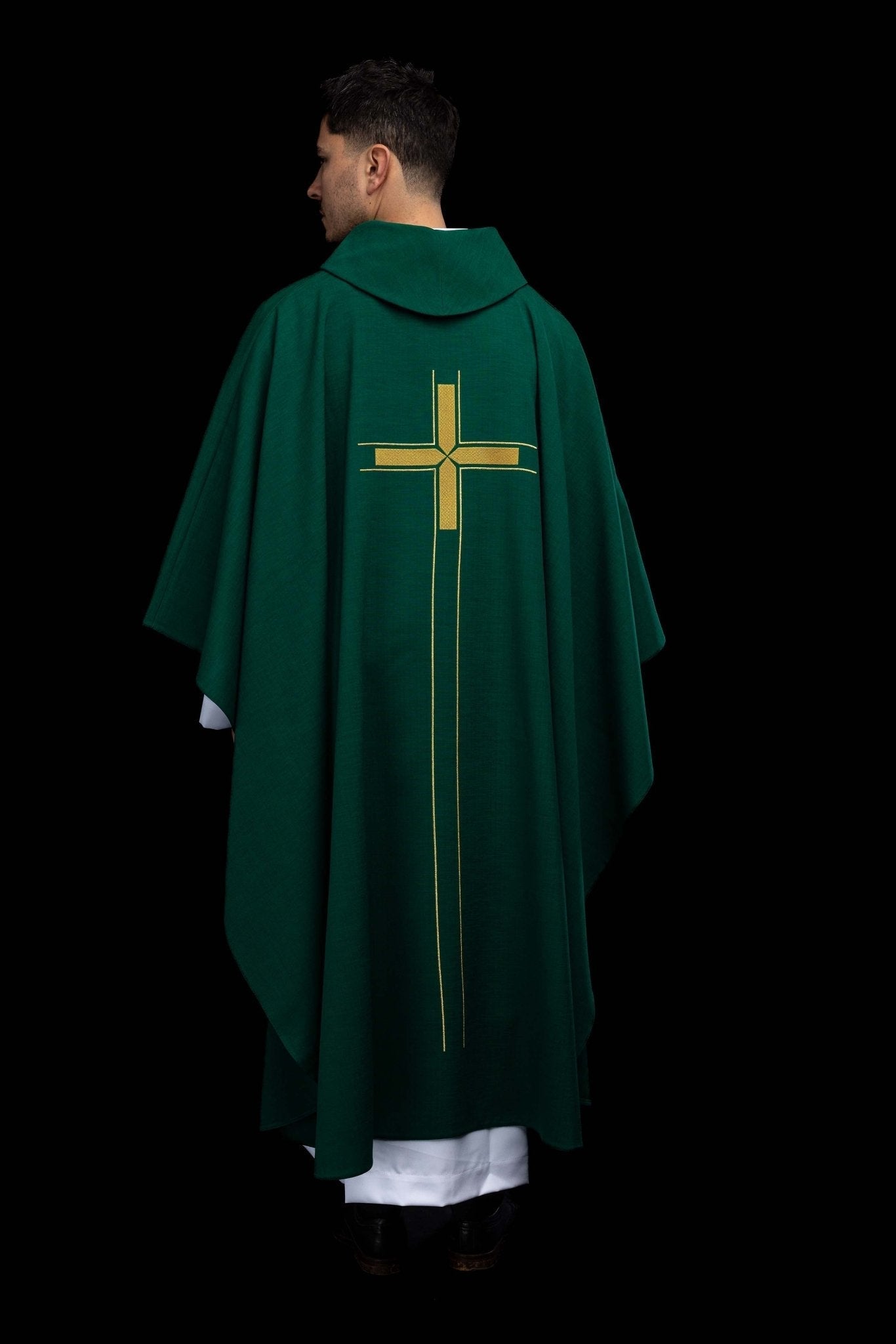 Zielony ornat z haftowanym motywem krzyża - SZATYLITURGICZNE.PL