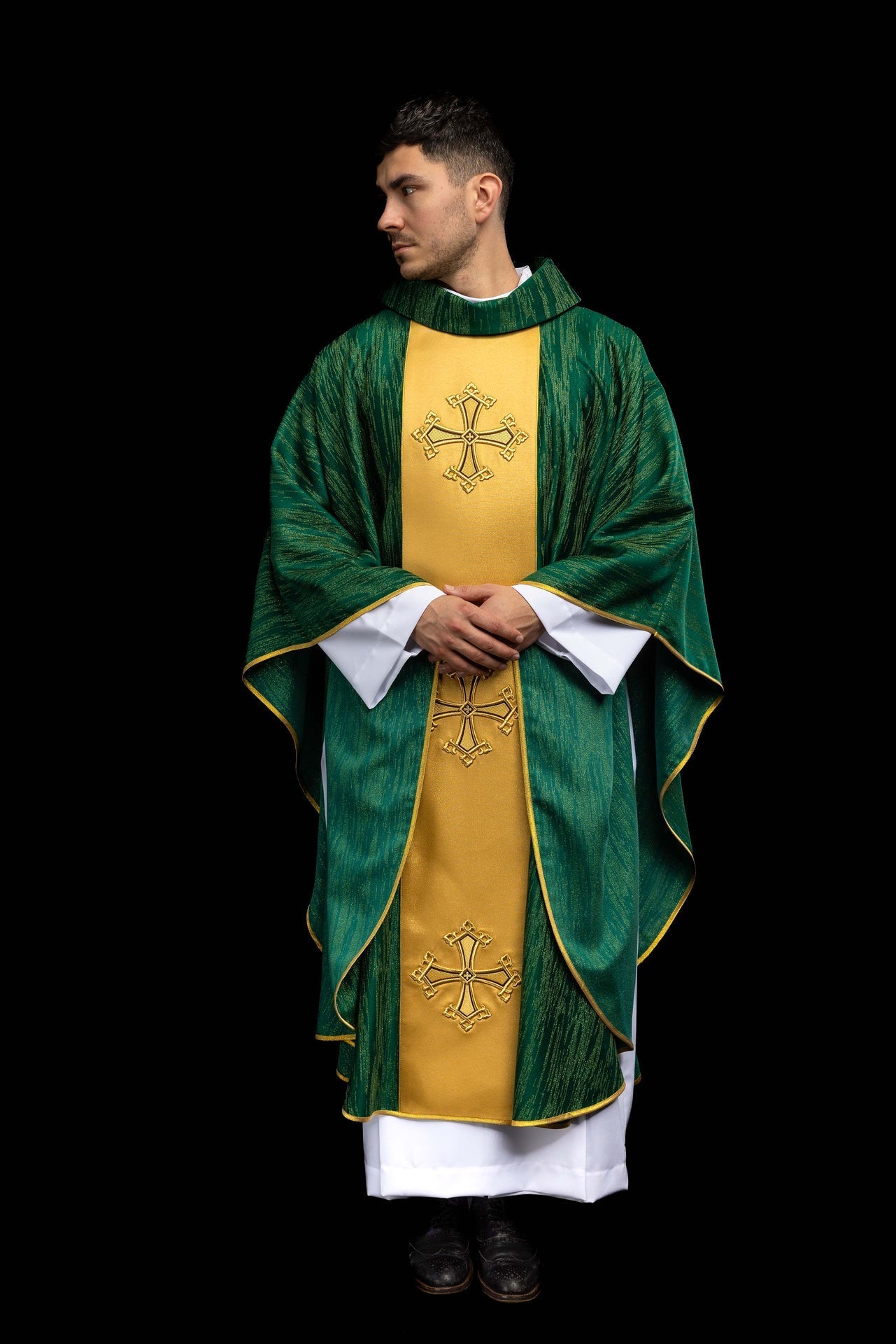 Zielony ornat z haftowanym motywem krzyża z pasem na ozdobnej tkaninie - SZATYLITURGICZNE.PL