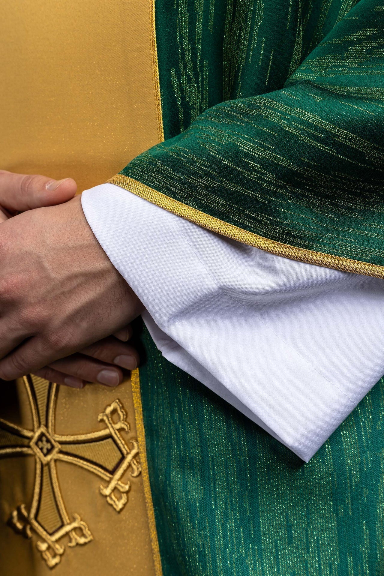 Zielony ornat z haftowanym motywem krzyża z pasem na ozdobnej tkaninie - SZATYLITURGICZNE.PL