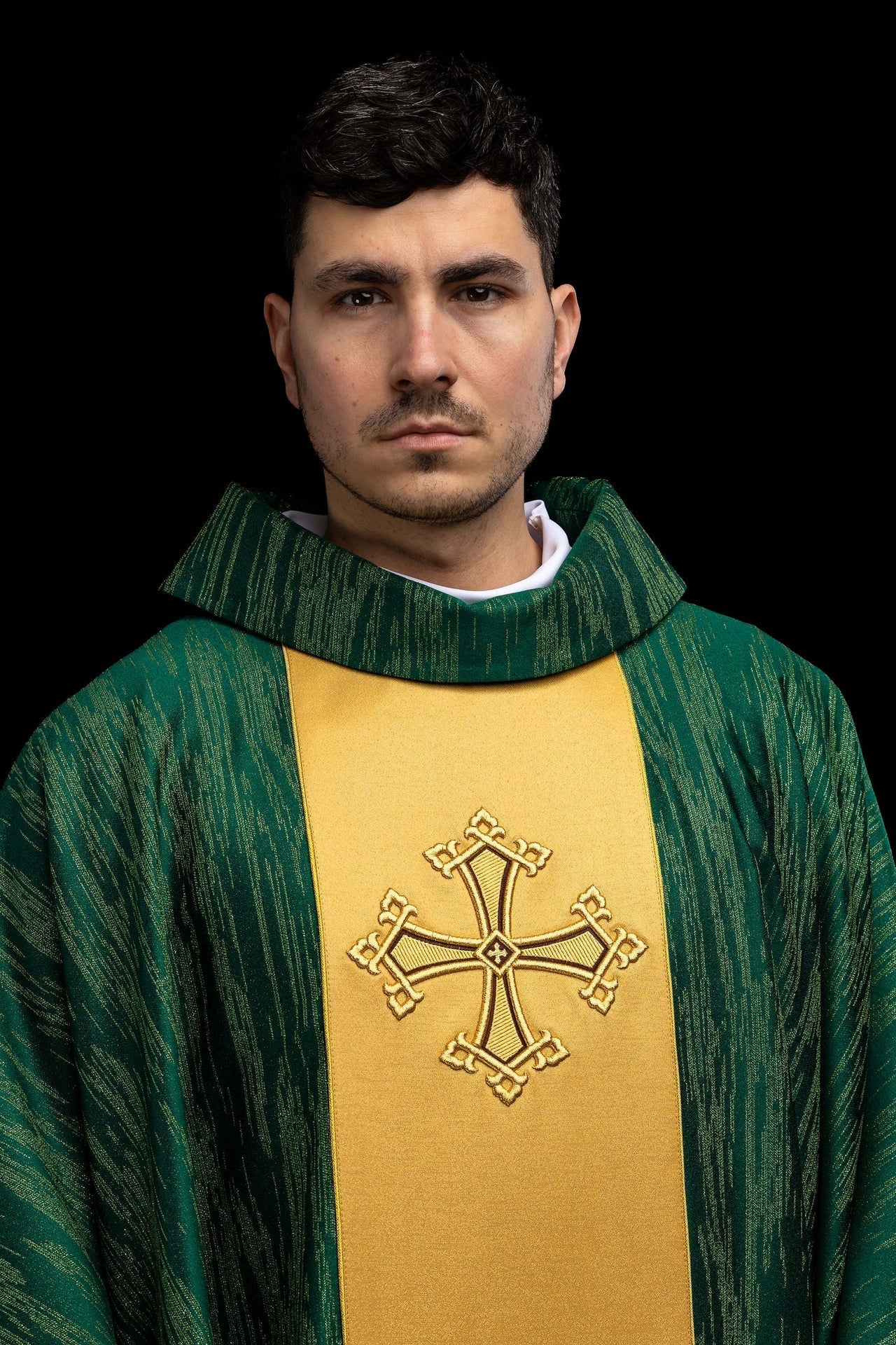 Zielony ornat z haftowanym motywem krzyża z pasem na ozdobnej tkaninie - SZATYLITURGICZNE.PL