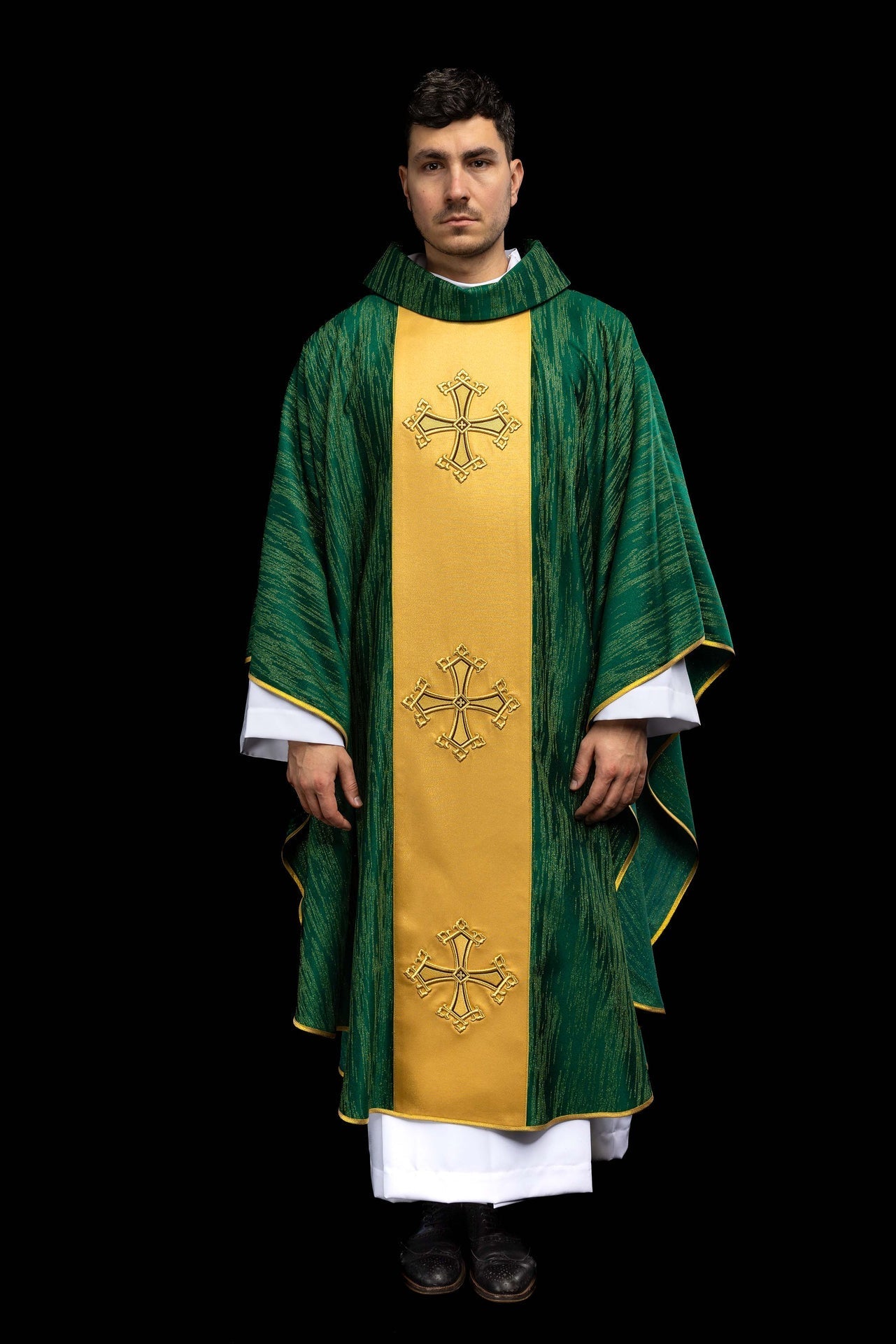 Zielony ornat z haftowanym motywem krzyża z pasem na ozdobnej tkaninie - SZATYLITURGICZNE.PL