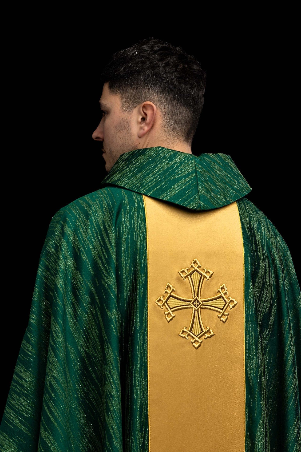 Zielony ornat z haftowanym motywem krzyża z pasem na ozdobnej tkaninie - SZATYLITURGICZNE.PL