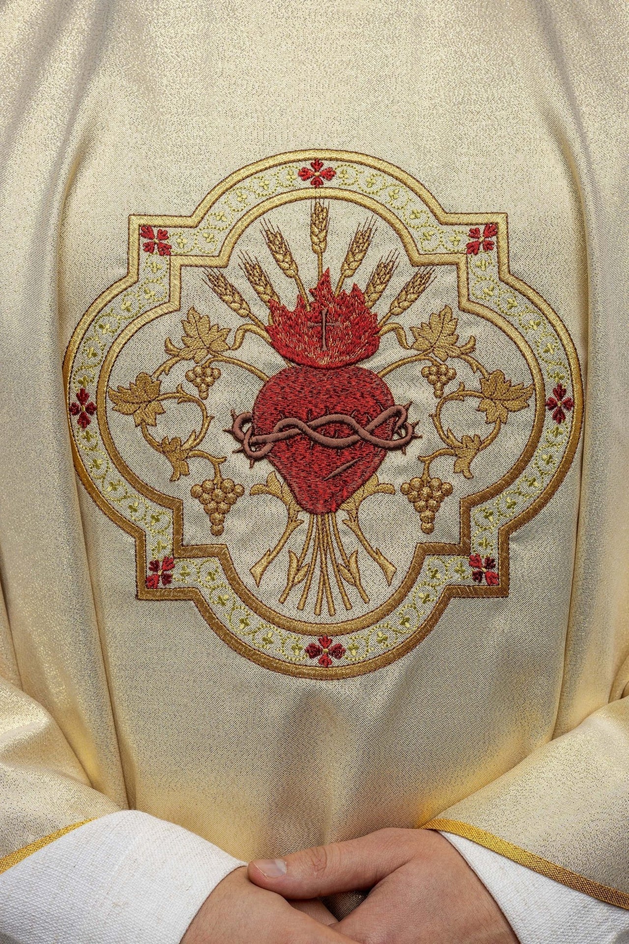 Złoty Ornat Haftowany Serce Jezusa i Kielich - Ecru 135cm - SZATYLITURGICZNE.PL